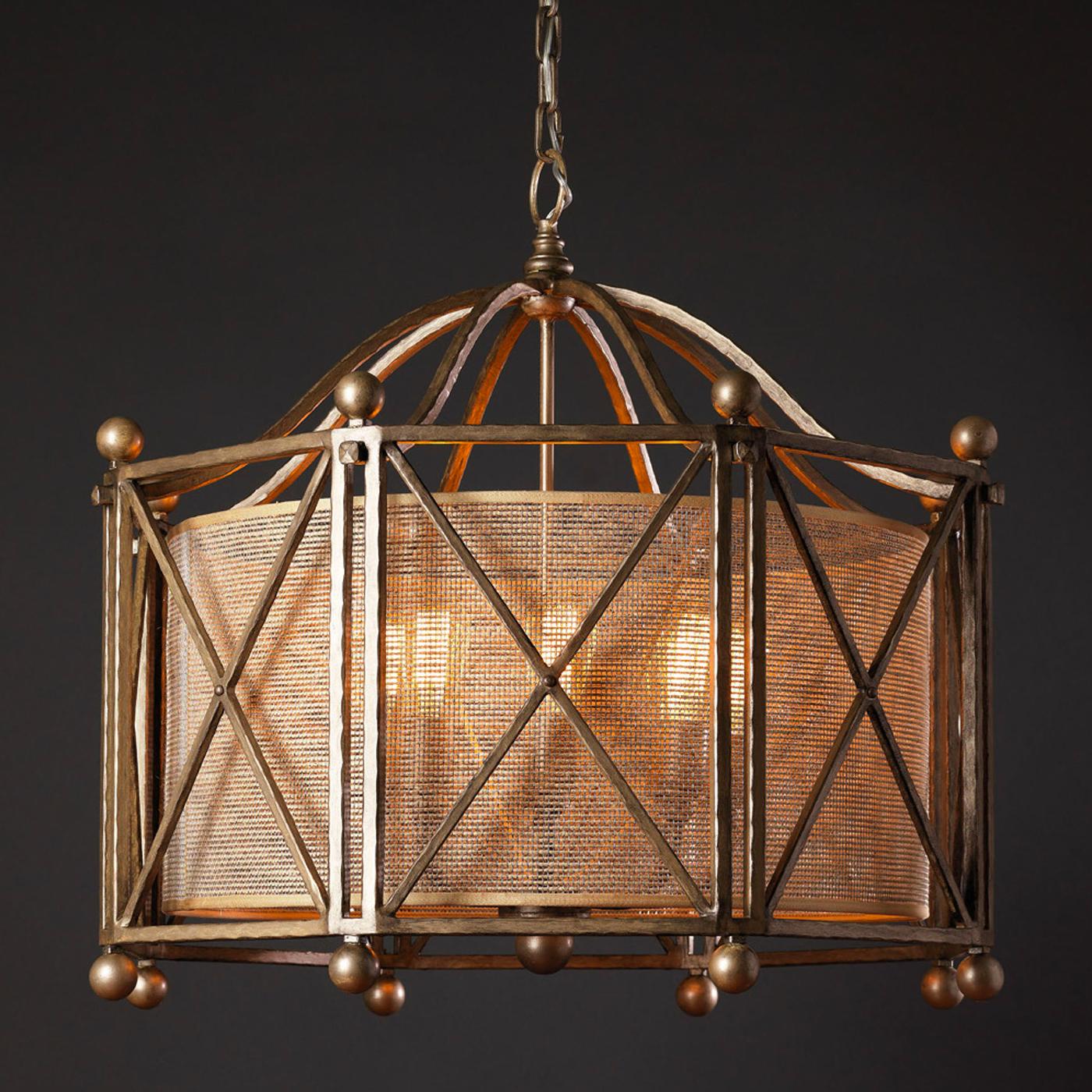 Este candelabro, un magnífico complemento tanto para interiores tradicionales como modernos, presenta un diseño de inspiración renacentista interpretado con una combinación de materiales clásicos y modernos. La forma octogonal abierta está hecha de