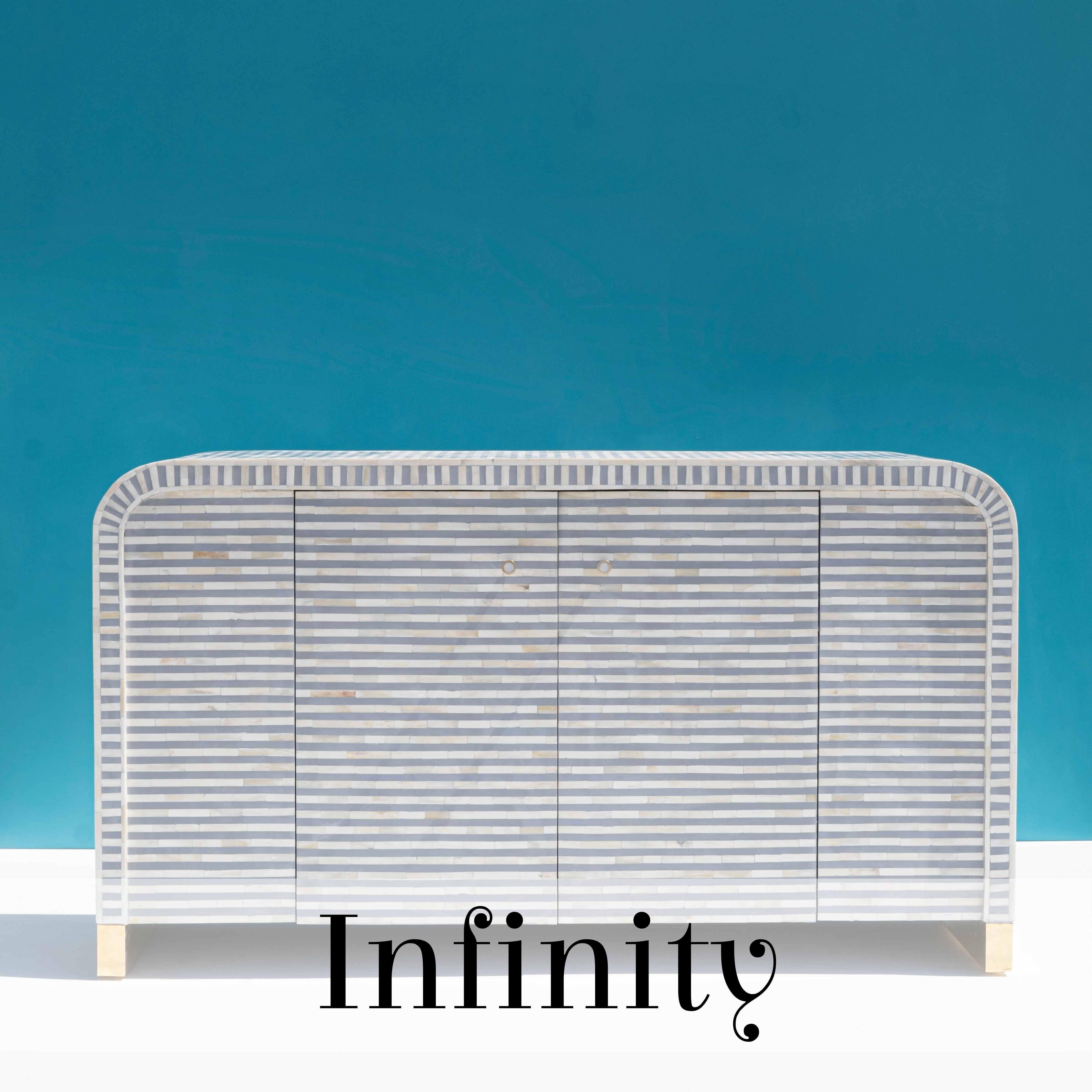 Il buffet Infinity Lines Bone Inlay presenta un design straordinario con linee grigie e beige, realizzato meticolosamente a mano. Il suo motivo elegante lo rende un pezzo versatile: usalo come mobile buffet per i tuoi oggetti essenziali o come