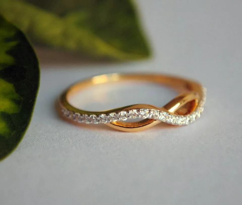 Taille ronde Bague de mariage minimaliste avec diamants courbés infiniment incurvés en diamant naturel massif 14 carats en vente