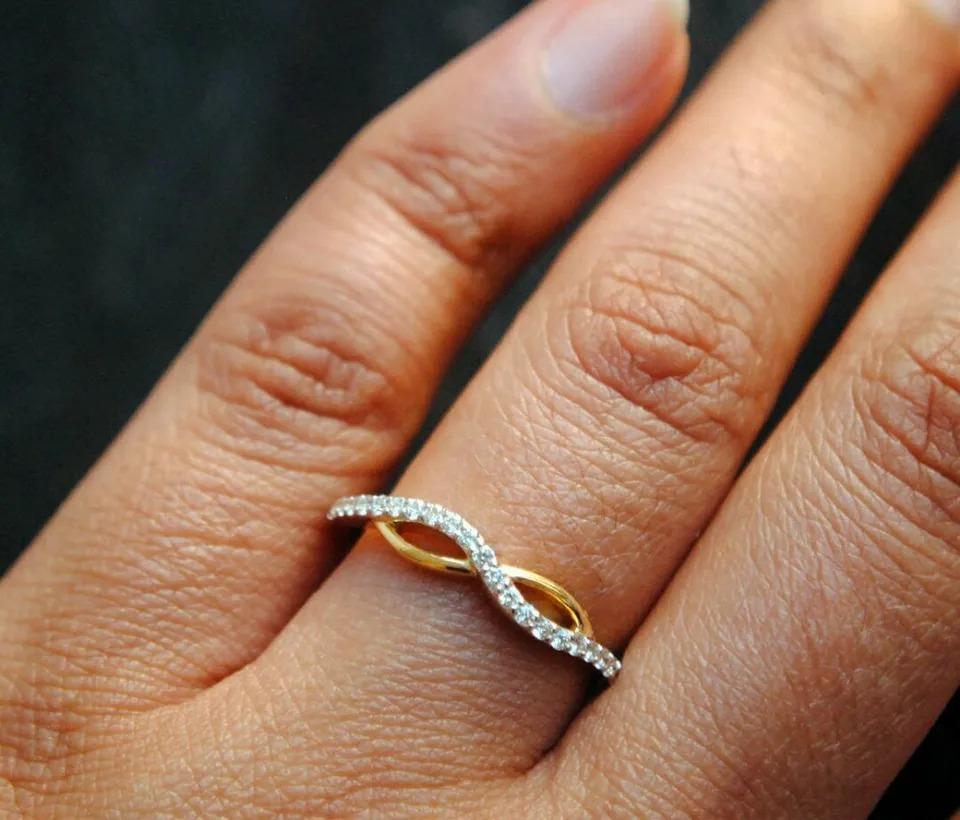 Bague de mariage minimaliste avec diamants courbés infiniment incurvés en diamant naturel massif 14 carats Neuf - En vente à Chicago, IL