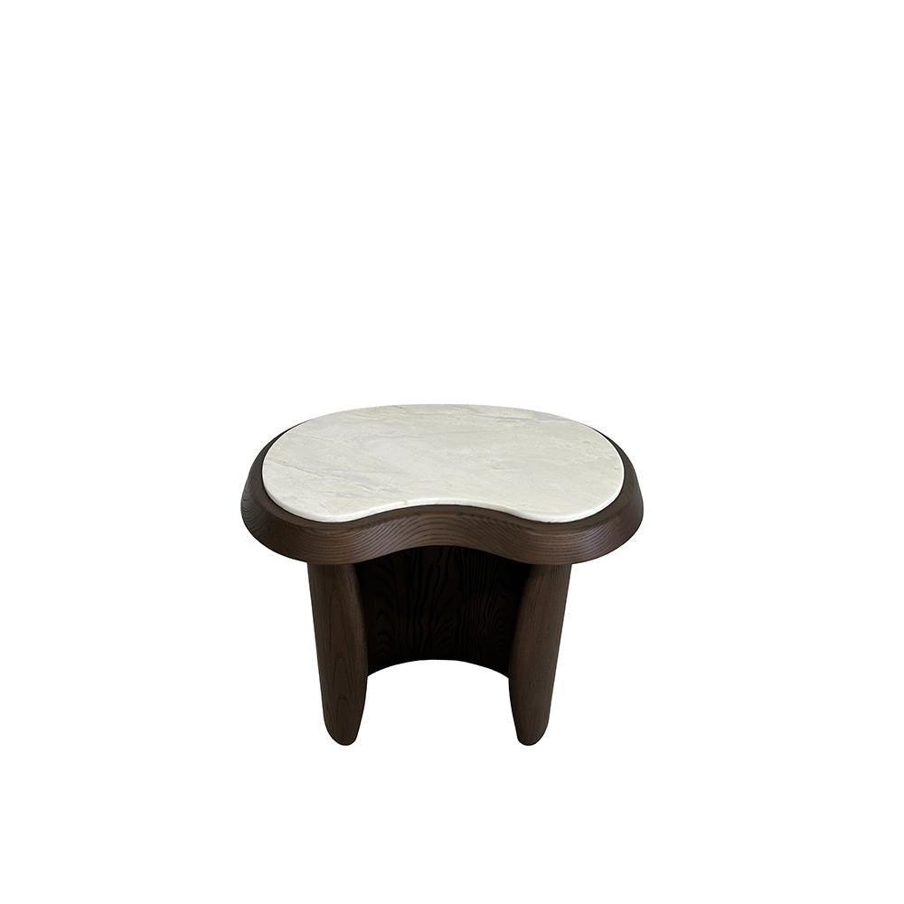 inspirada en el concepto de infinito, que simboliza posibilidades infinitas y una mezcla perfecta de naturaleza y arte, la nueva mesa de centro está fabricada con madera maciza de fresno y complementada con el toque exquisito de una tapa de mármol