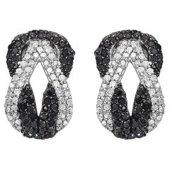 Orecchini con perno a forma di nodo dell'infinito con diamanti bianchi e neri A. Silver