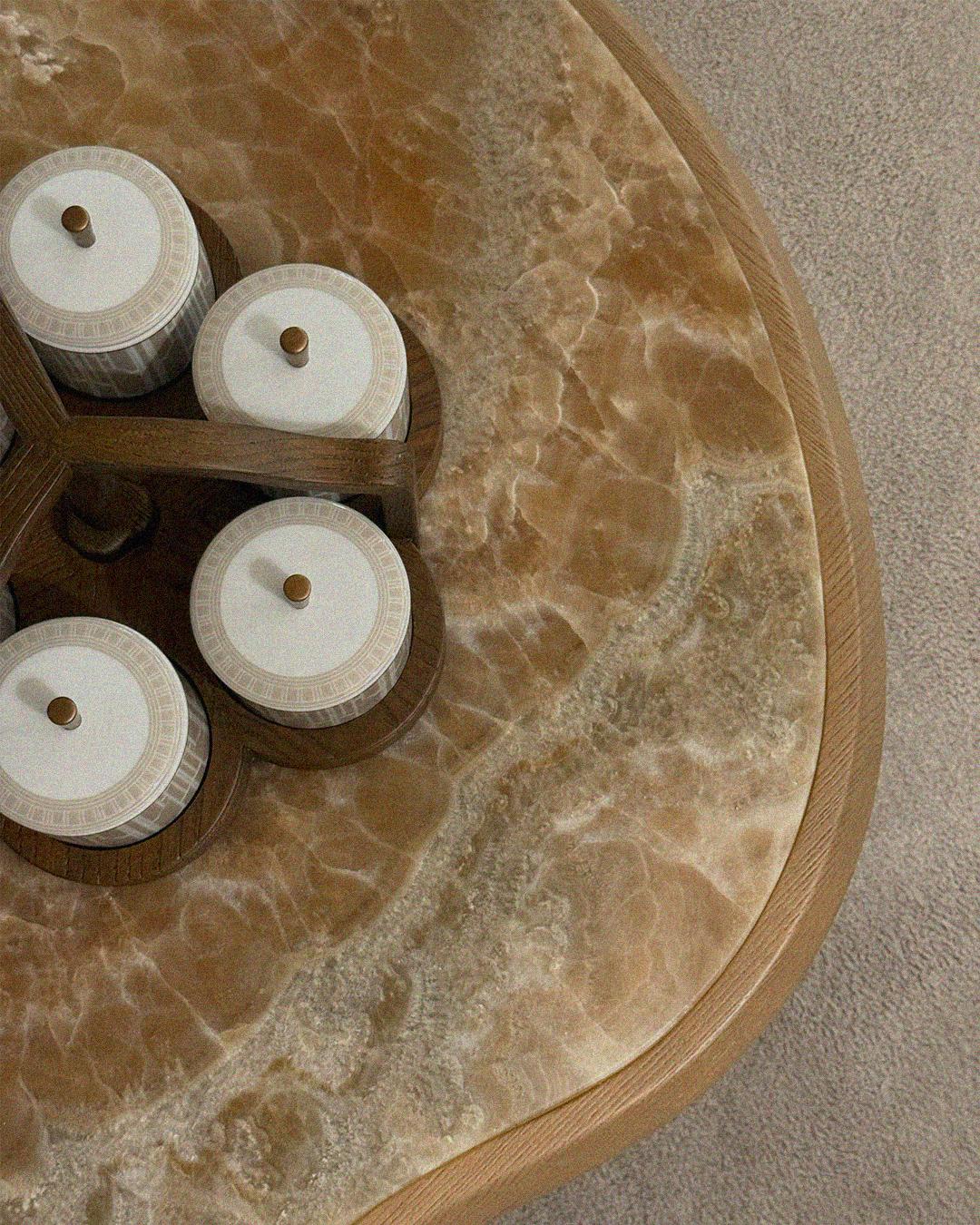 inspirada en el concepto de infinito, que simboliza posibilidades infinitas y una mezcla perfecta de naturaleza y arte, la nueva mesa de centro está fabricada con madera maciza de fresno y complementada con el toque exquisito de una tapa de mármol