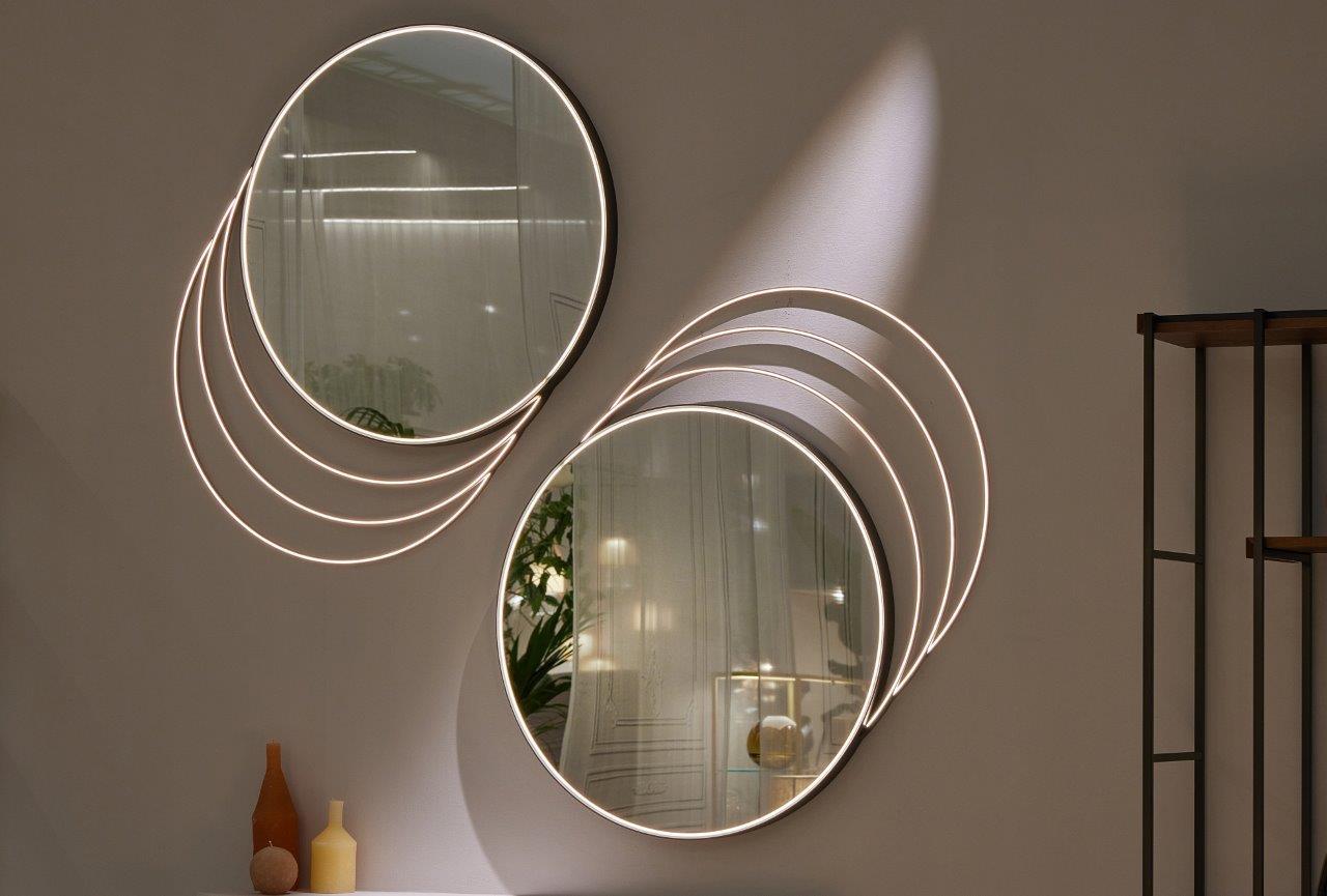 A mirror with rounded contours to create unique design reflections. Infinity reinvents the mirror concept in a contemporary key, transforming it from a simple and functional object to an ornamental piece of furniture. The matt black nickel profiles