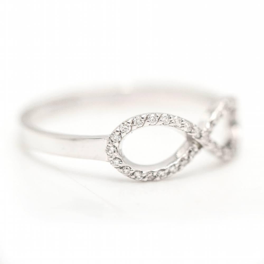Anello in oro bianco con diamanti e per donna  32x diamanti taglio Brilliante con un peso totale di 0.14ct  Misura 13.5 Oro bianco 18kt  1.56 grammi  Articolo nuovo di zecca  Rif.:D363101CG