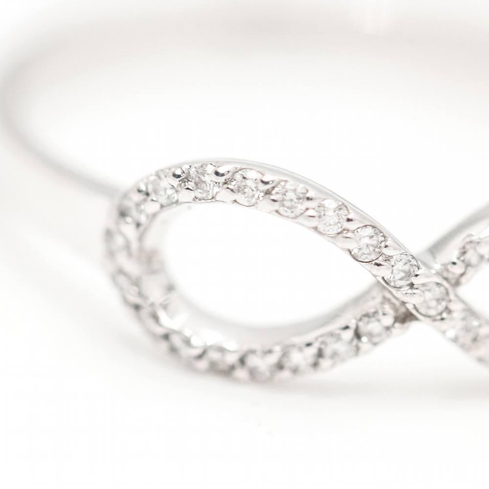 Donna Anello INFINITY in oro bianco e diamanti in vendita