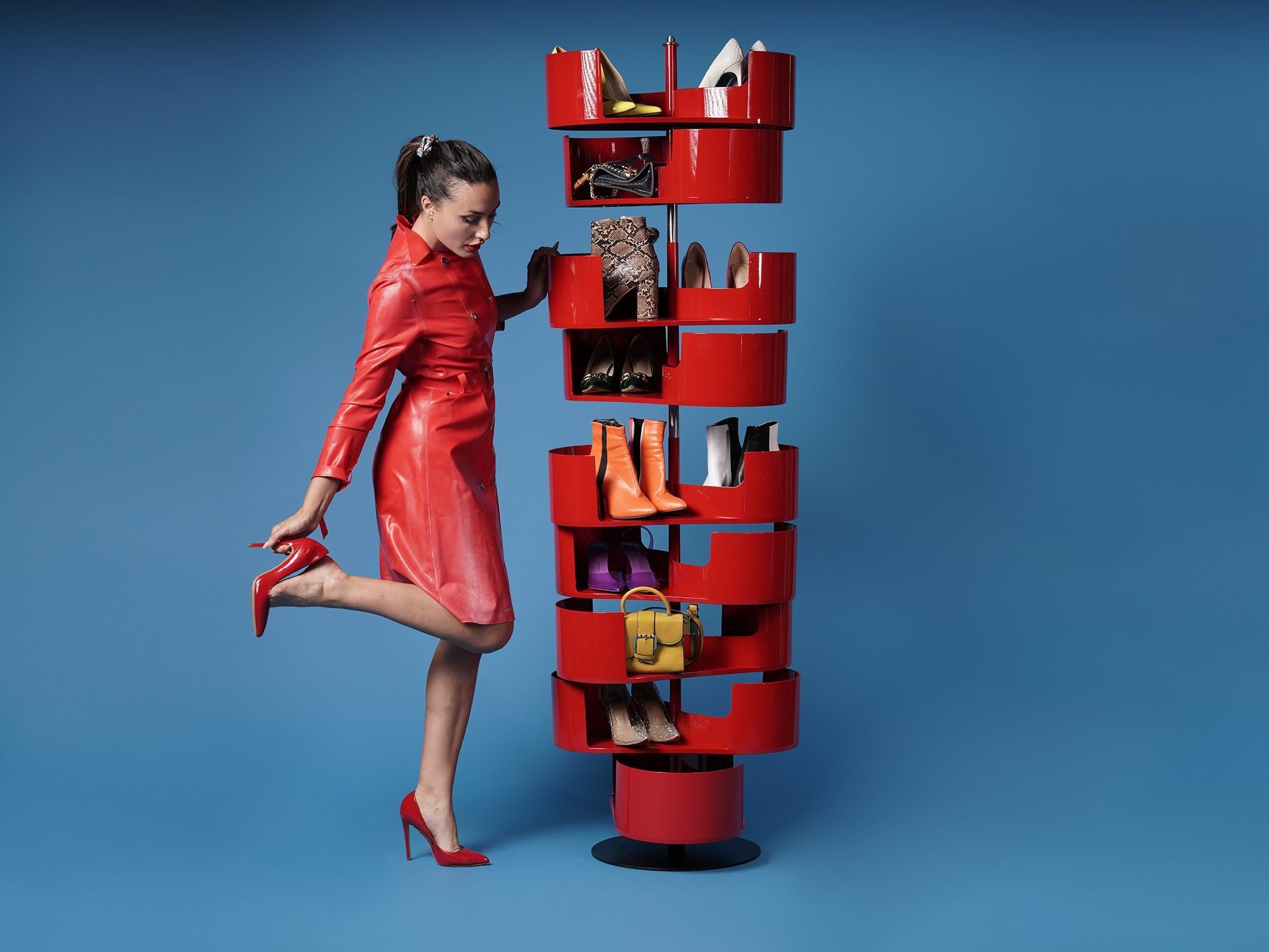 Eleganz und Ordnung, immer zur Hand.
Infinity ist eine innovative und elegante Lösung für alle, die ihre Schuh-, Taschen- und Accessoire-Kollektion mit Klasse organisieren wollen. Mit seinem raffinierten und funktionellen Design ist dieses luxuriöse