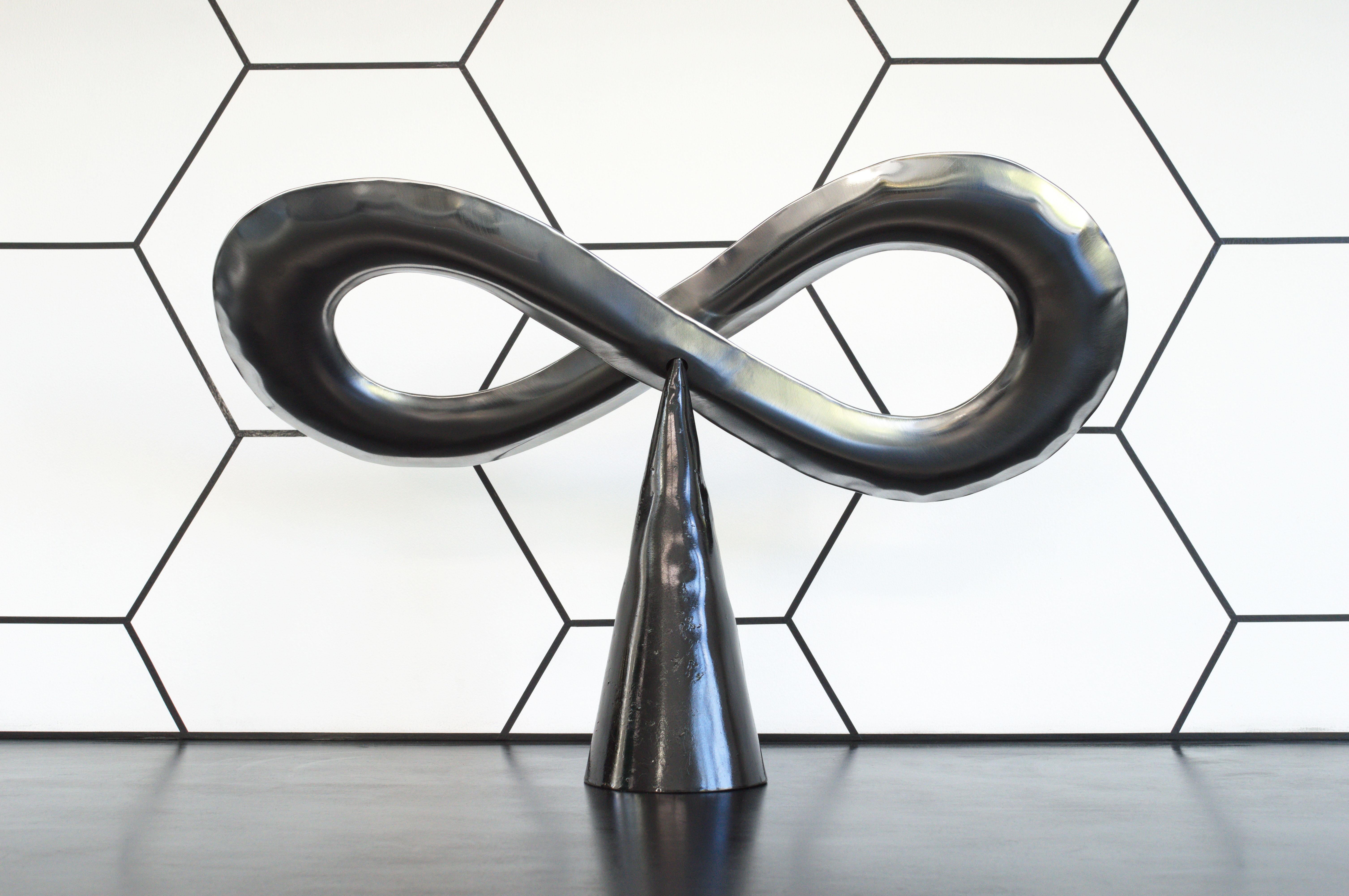 Unendlichkeitsskulptur aus aufgeblasenem Stahl von Connor Holland (Britisch) im Angebot