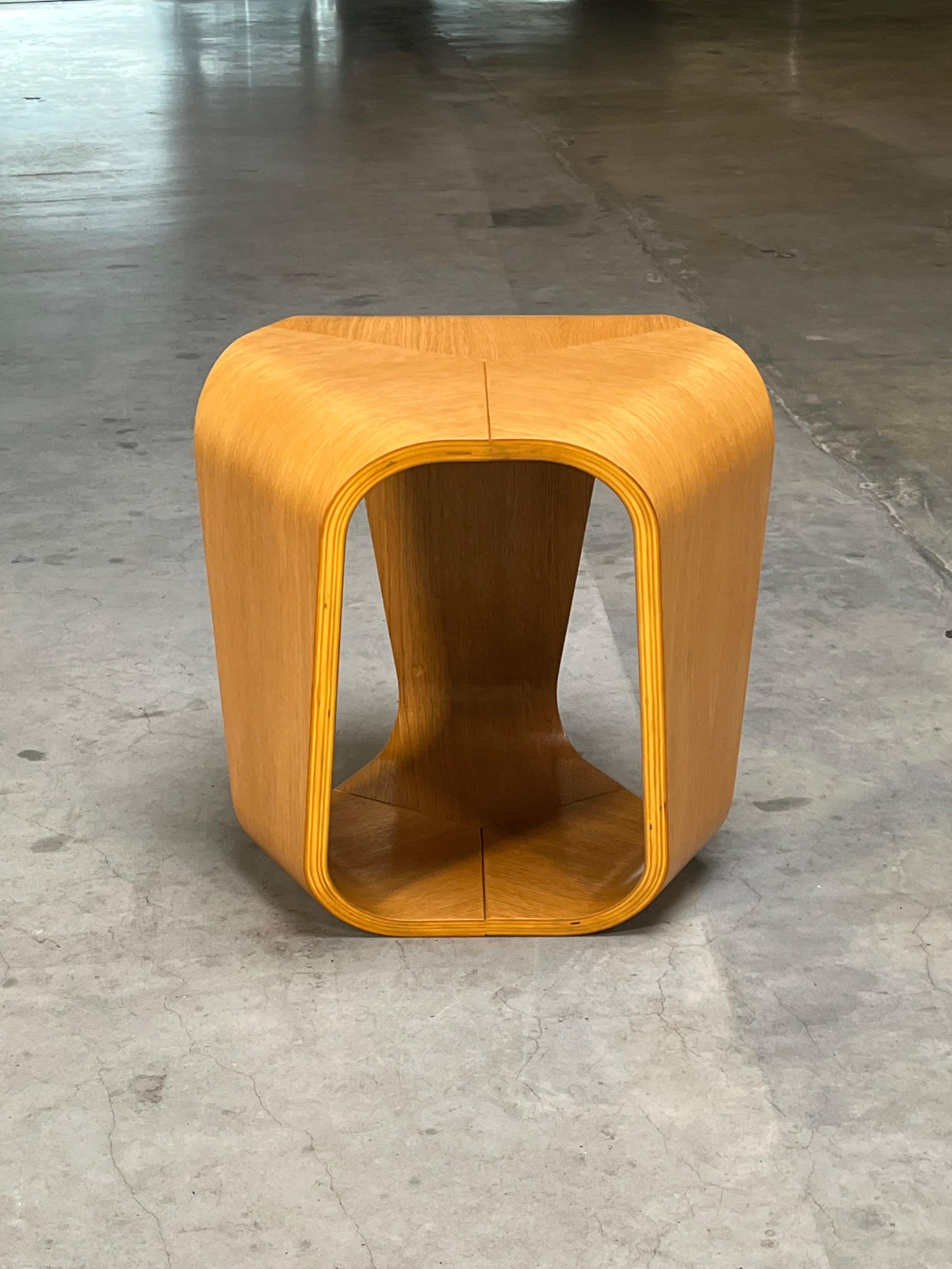 La table Infinity d'Enrico Cesana pour Busnelli est une pièce captivante qui allie le flair artistique à la fonctionnalité quotidienne. Son design sculptural et fluide et ses lignes douces et ininterrompues attirent le regard, ce qui en fait un