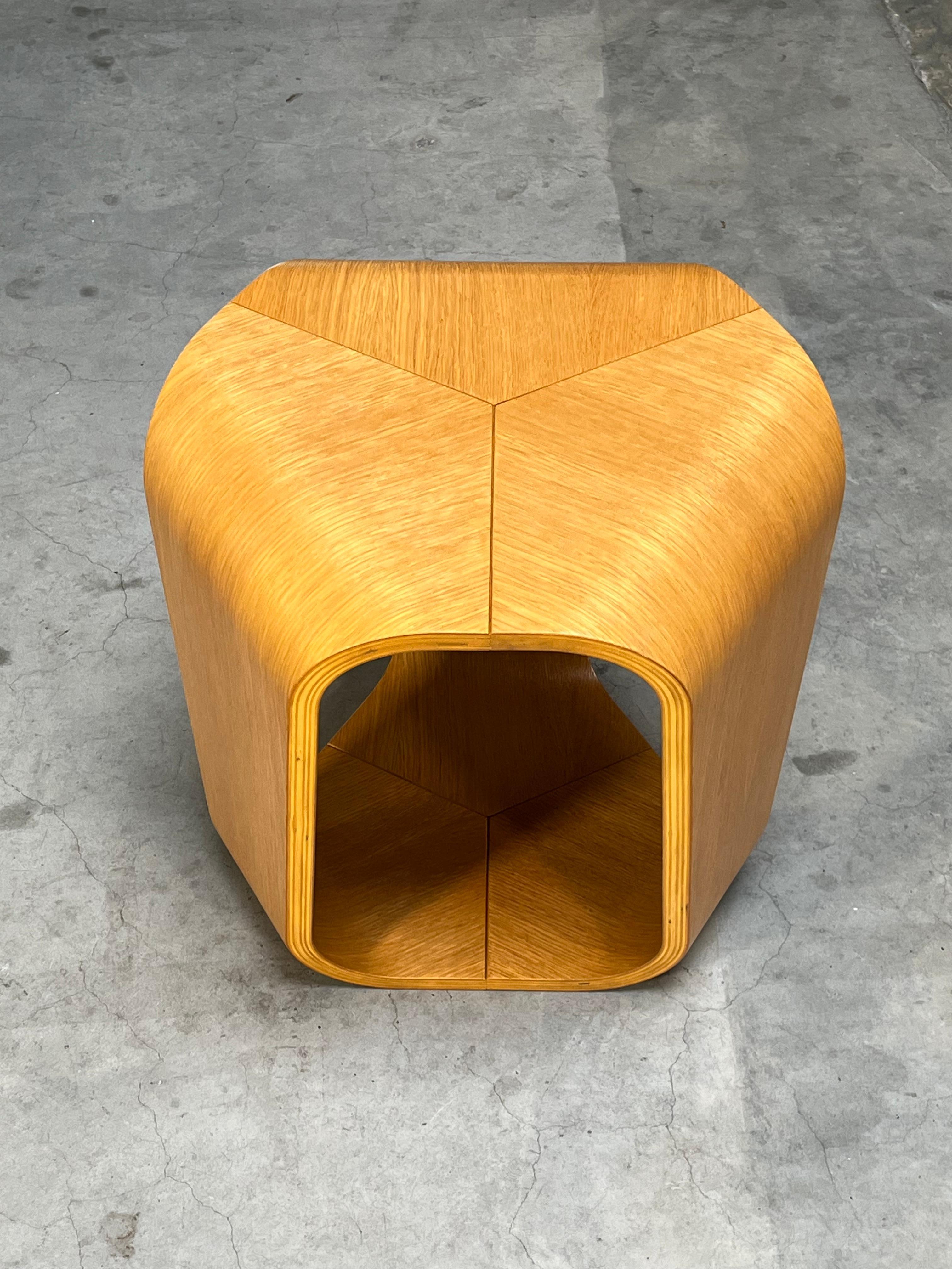 Ère spatiale Table d'appoint Infinity d'Enrico Cesana, Busnelli, contreplaqué, Italie, années 1990, ère spatiale en vente