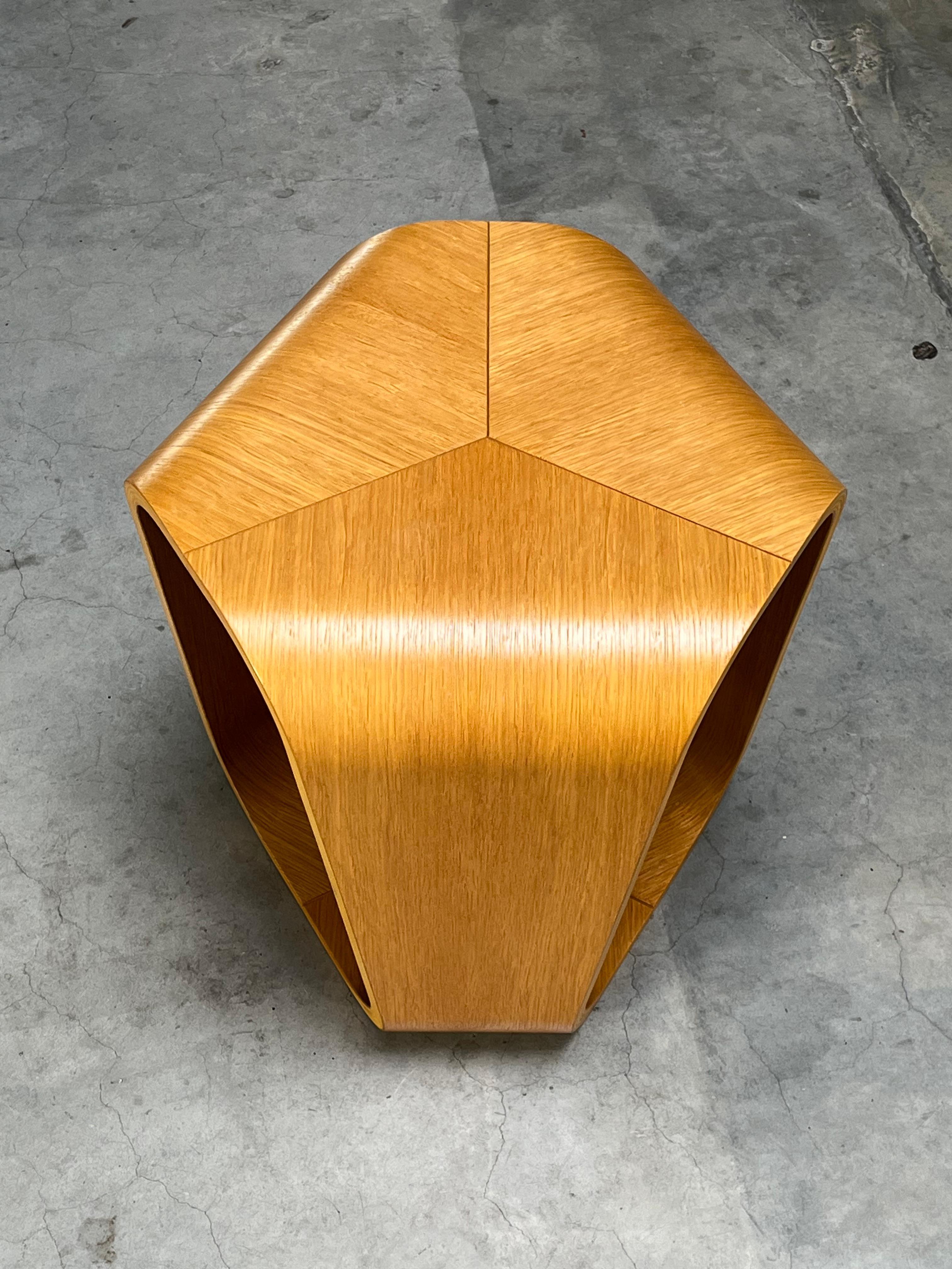 italien Table d'appoint Infinity d'Enrico Cesana, Busnelli, contreplaqué, Italie, années 1990, ère spatiale en vente