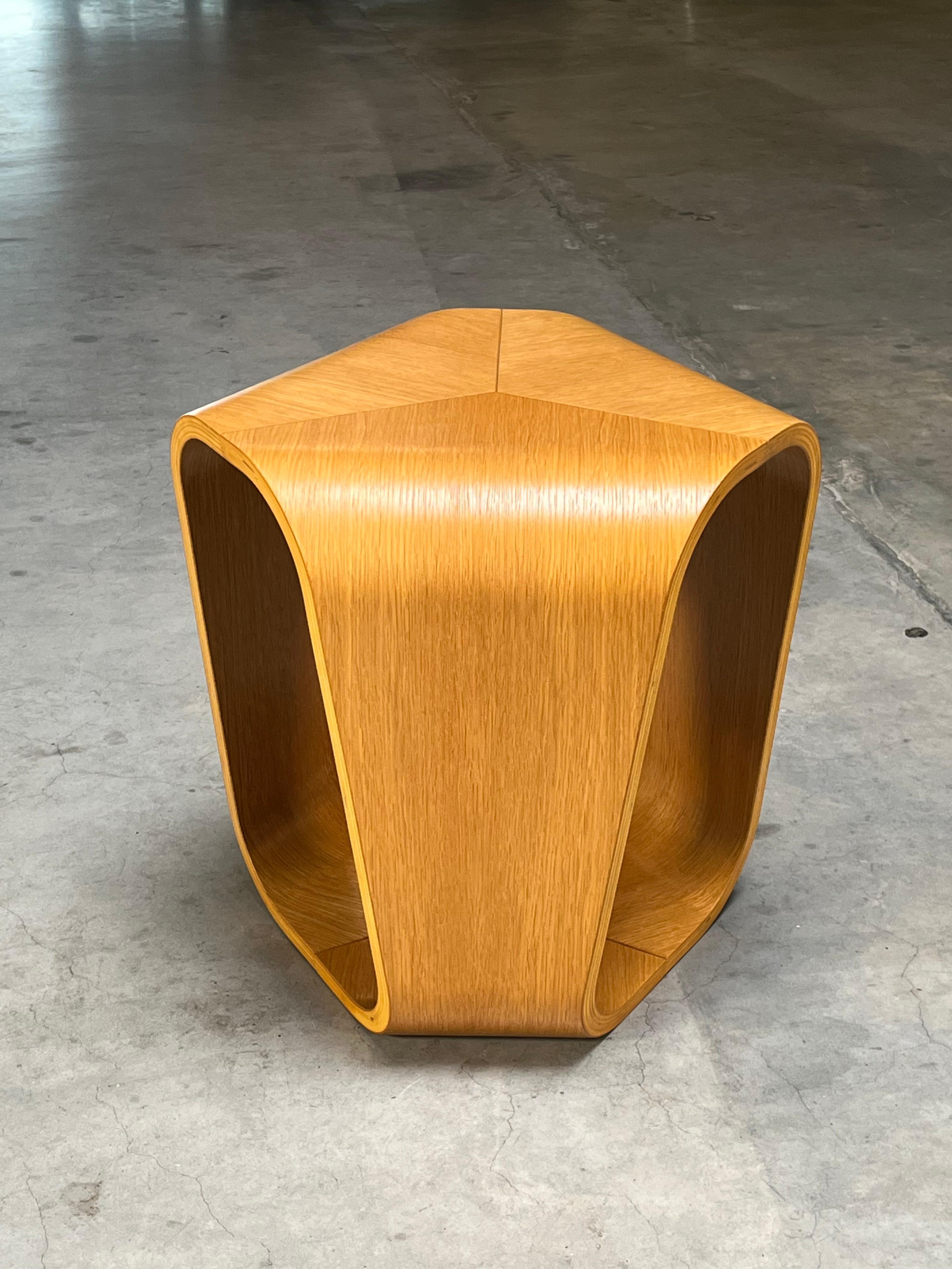 Table d'appoint Infinity d'Enrico Cesana, Busnelli, contreplaqué, Italie, années 1990, ère spatiale Bon état - En vente à Ulm, DE
