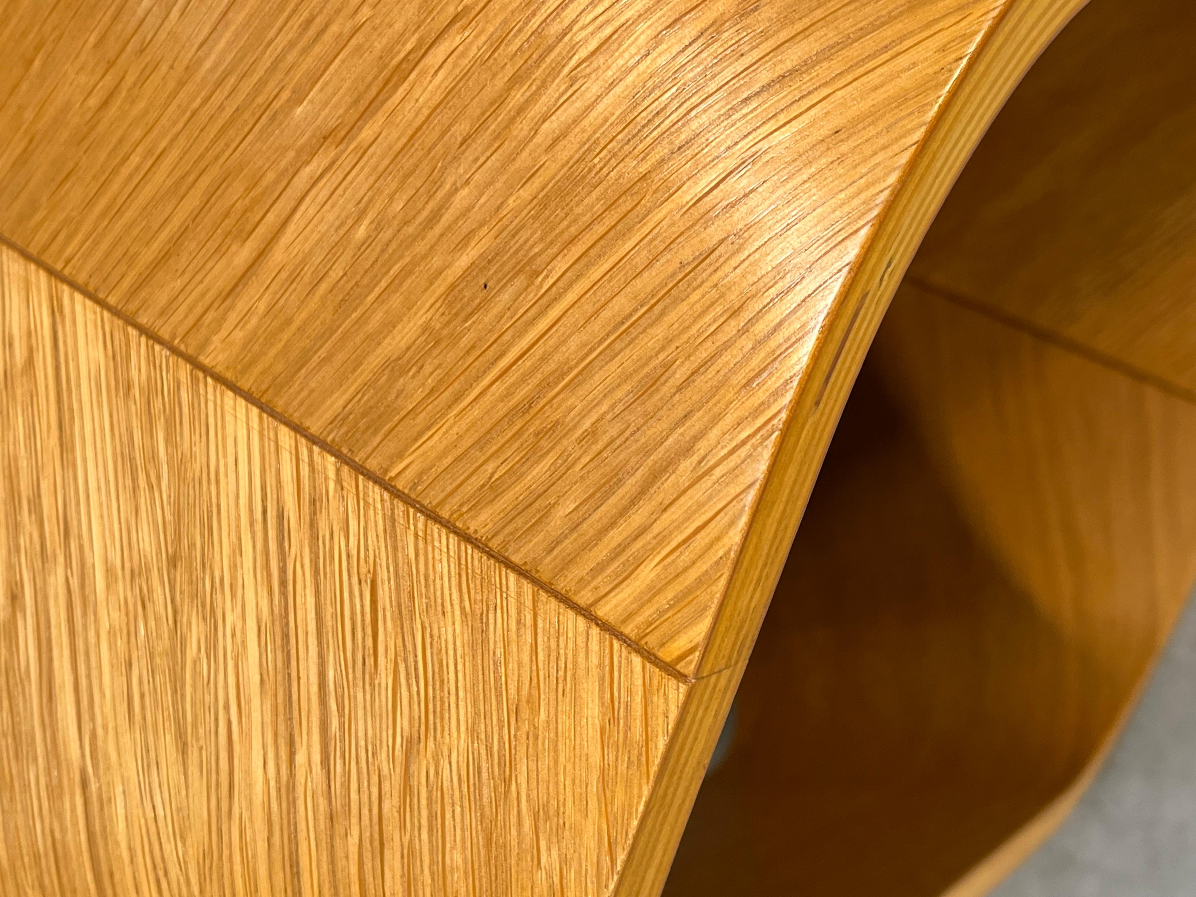 Contreplaqué Table d'appoint Infinity d'Enrico Cesana, Busnelli, contreplaqué, Italie, années 1990, ère spatiale en vente