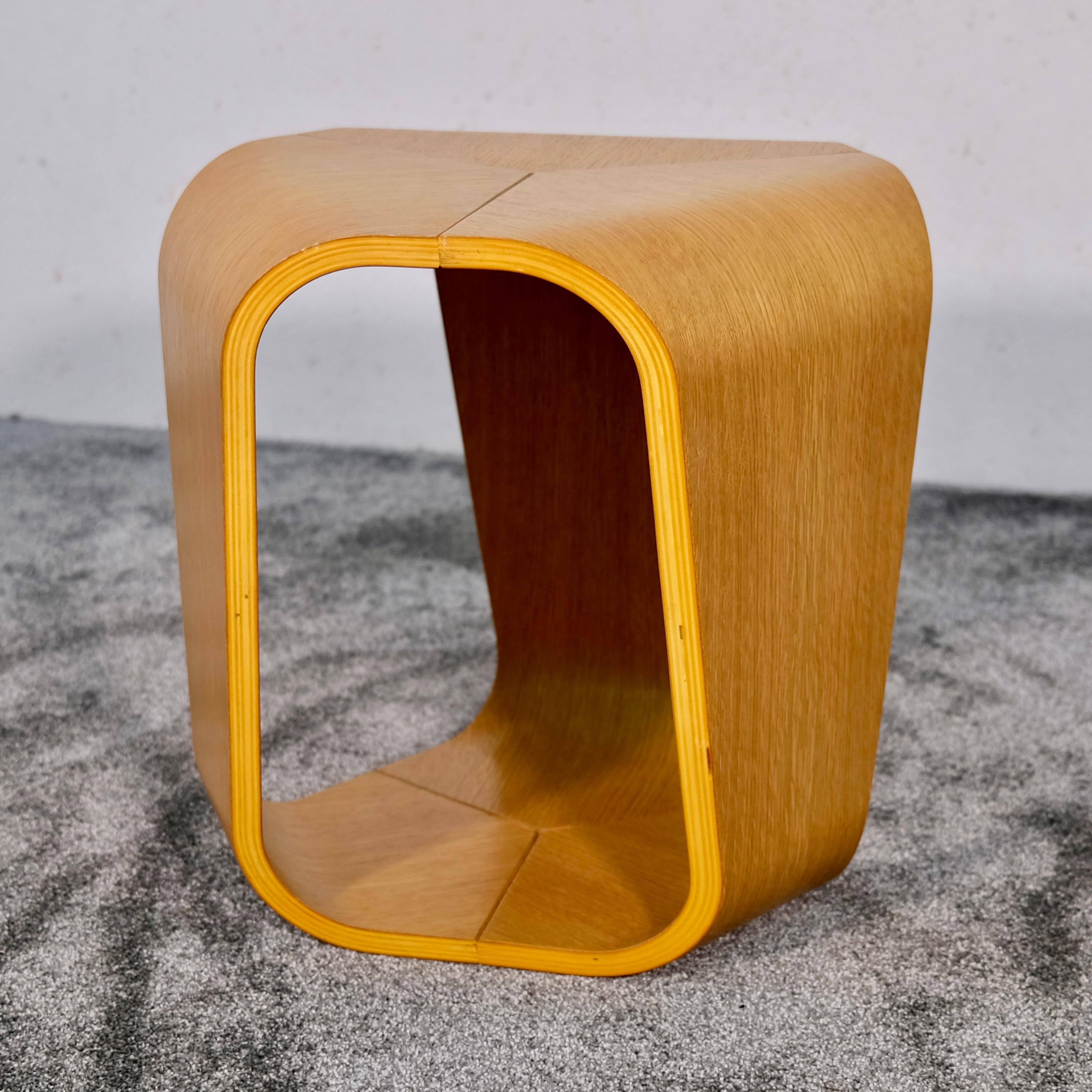 Table d'appoint Infinity d'Enrico Cesana, Busnelli, contreplaqué, Italie, années 1990, ère spatiale en vente 1