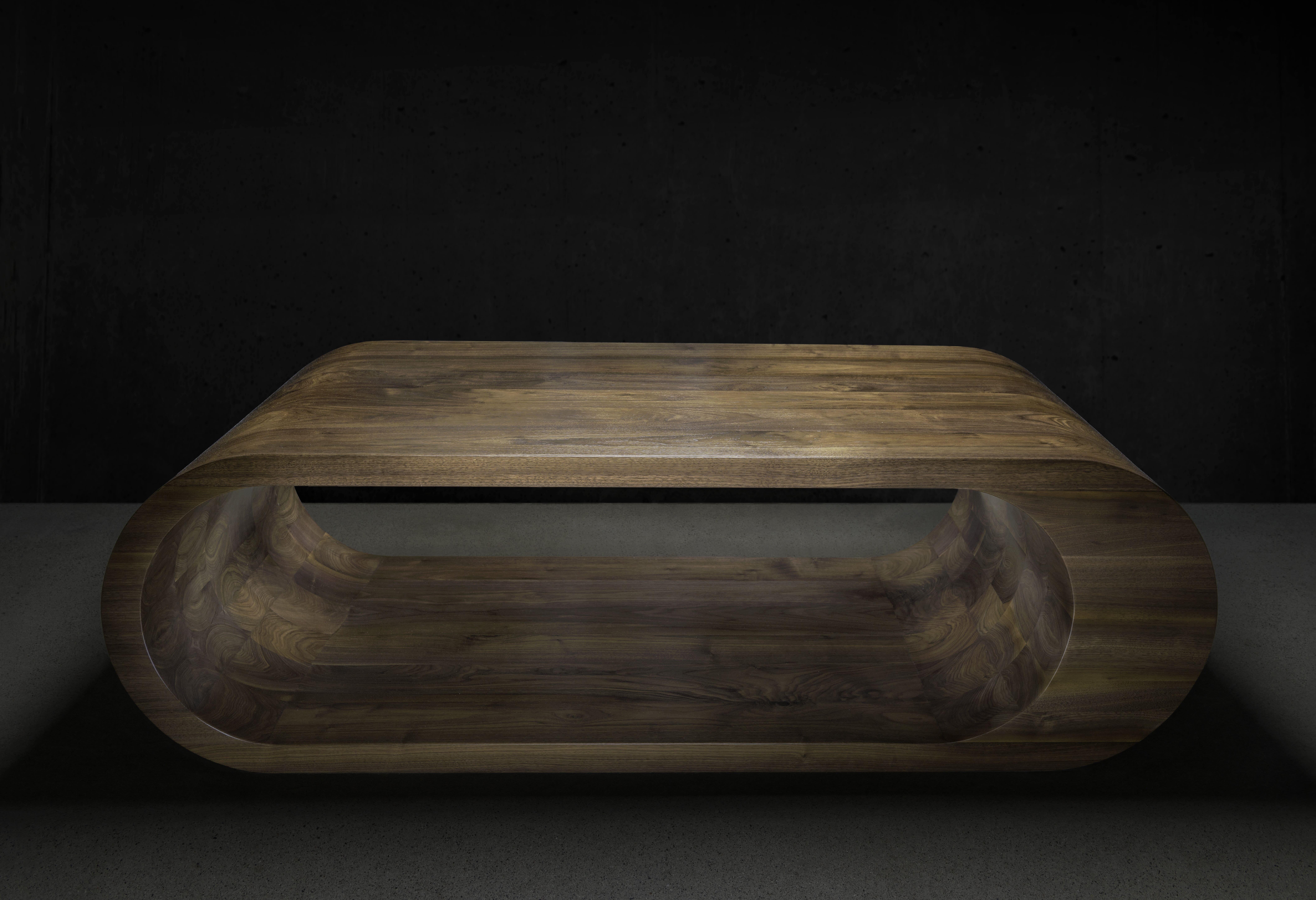 La table basse Infinity fait partie de la collection originale de Peters Thomas.  Fabriqué en noyer noir américain massif.  En raison de sa construction unique, de magnifiques veines de noyer sont visibles sur les côtés et à l'intérieur de la table.