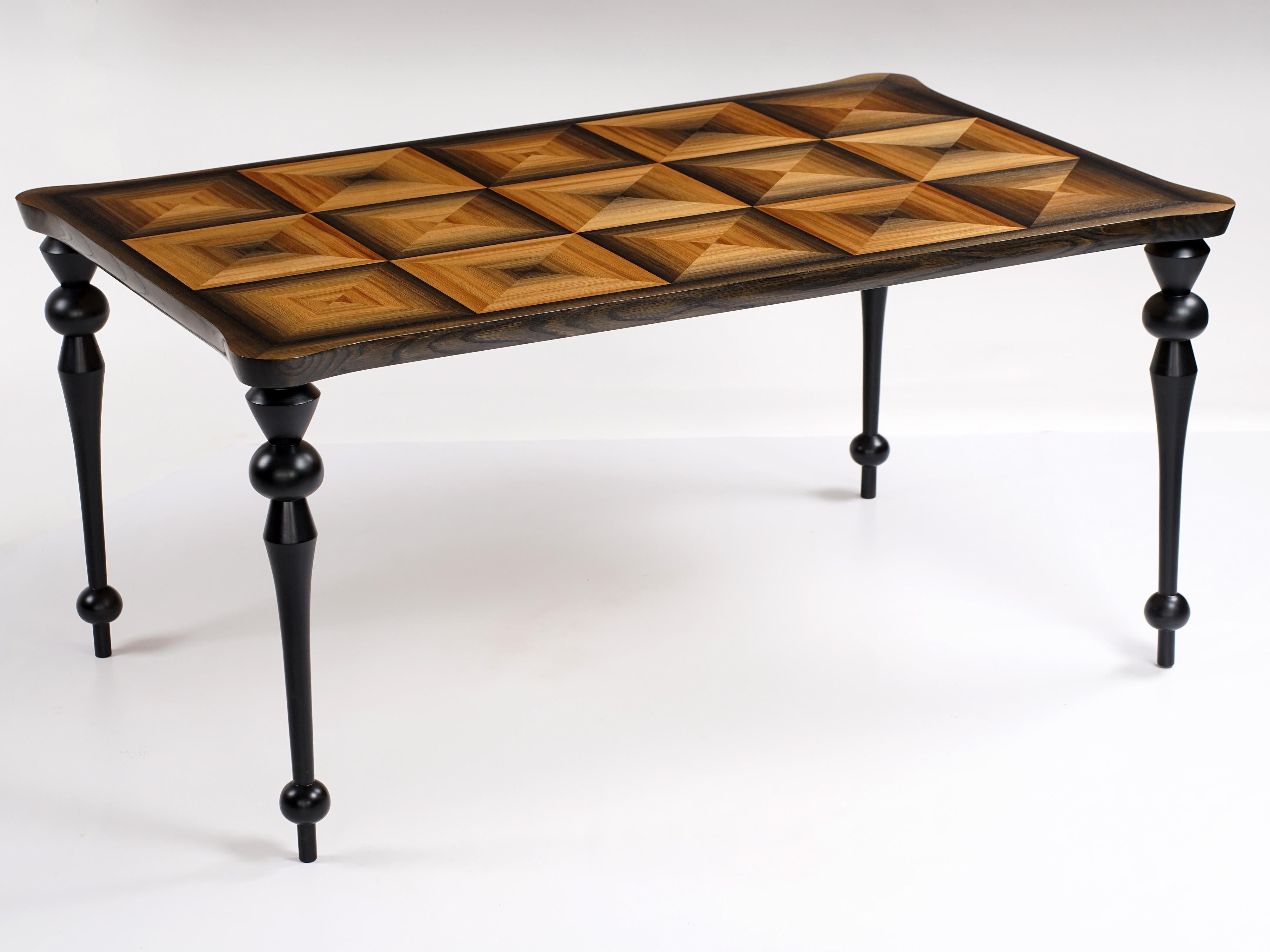 Infinity Squares-Tisch aus 1.200 Jahre alter Mooreiche mit handgedrechselten Beinen (Marketerie) im Angebot