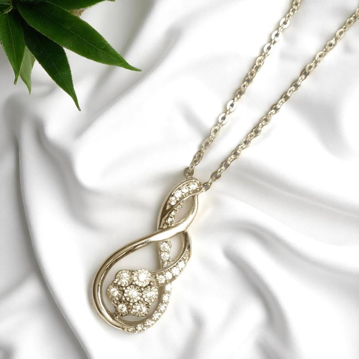Collier pendentif diamant Infinity Swirl en or massif 14K (certifié) Neuf - En vente à New Delhi, DL