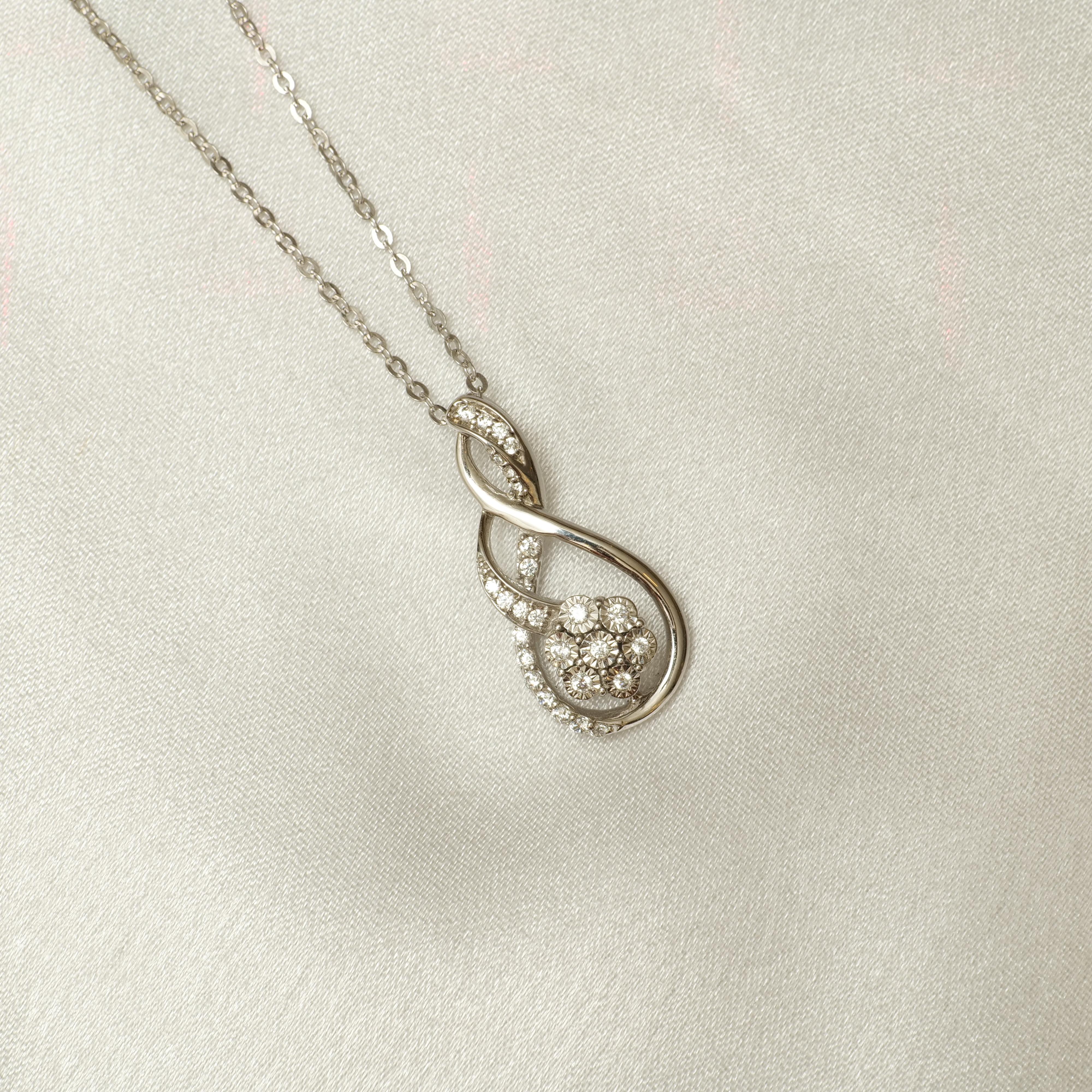 Infinity Swirl Diamant-Anhänger-Halskette aus 14K massivem Gold (zertifiziert) im Angebot 2