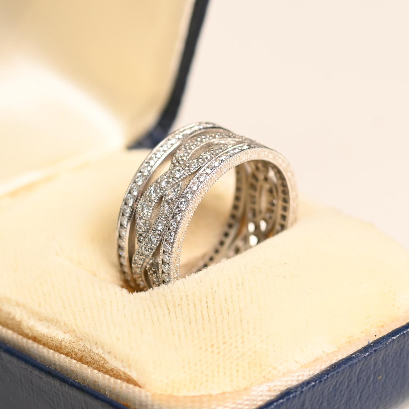 Esta exquisita alianza infinita de estilo vintage es un símbolo atemporal de elegancia y sofisticación. Elaborado en lujoso platino, el diseño presenta dos elegantes bandas entrelazadas, cada una adornada con brillantes micropavé de diamantes.