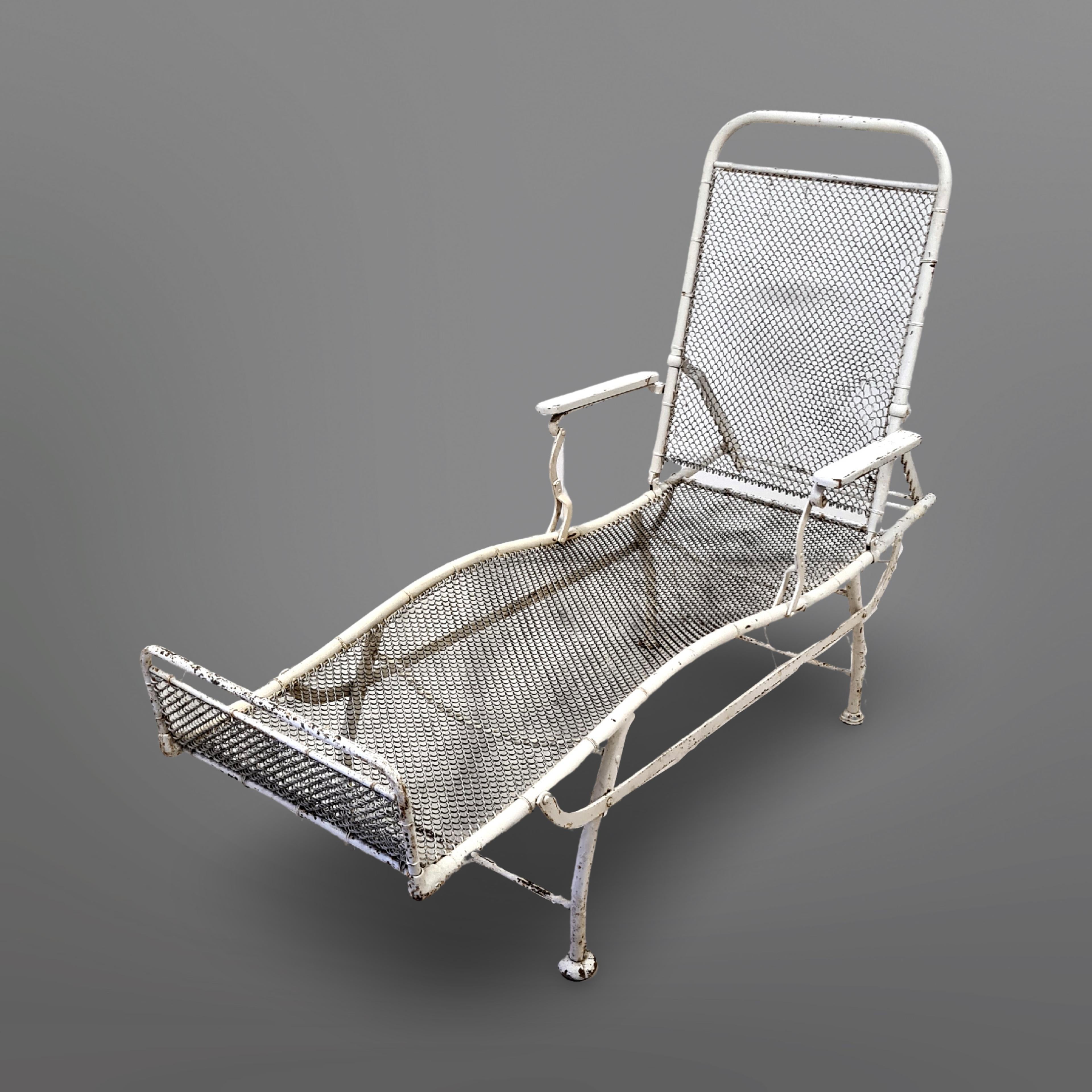 Infirmerie daybed from the monastery of Holtum, France 1900s In Distressed Condition For Sale In ECHT, NL