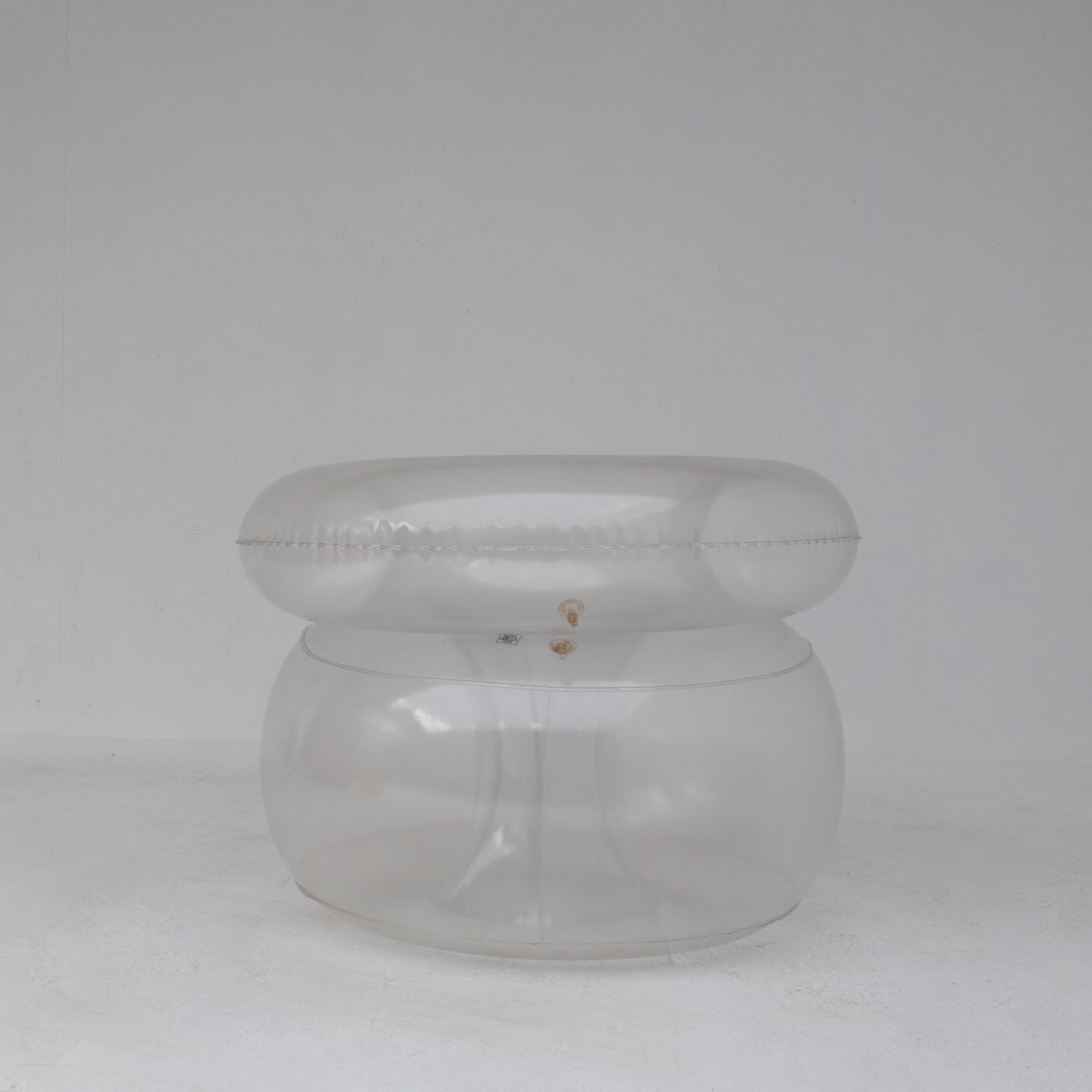 Este sillón hinchable y la otomana fueron diseñados por Alexis Lahellec en 1996. El conjunto incluye un sillón transparente y un puf naranja brillante. Ambos están hechos de PVC resistente y tienen un aspecto atrevido y juguetón. Este diseño refleja