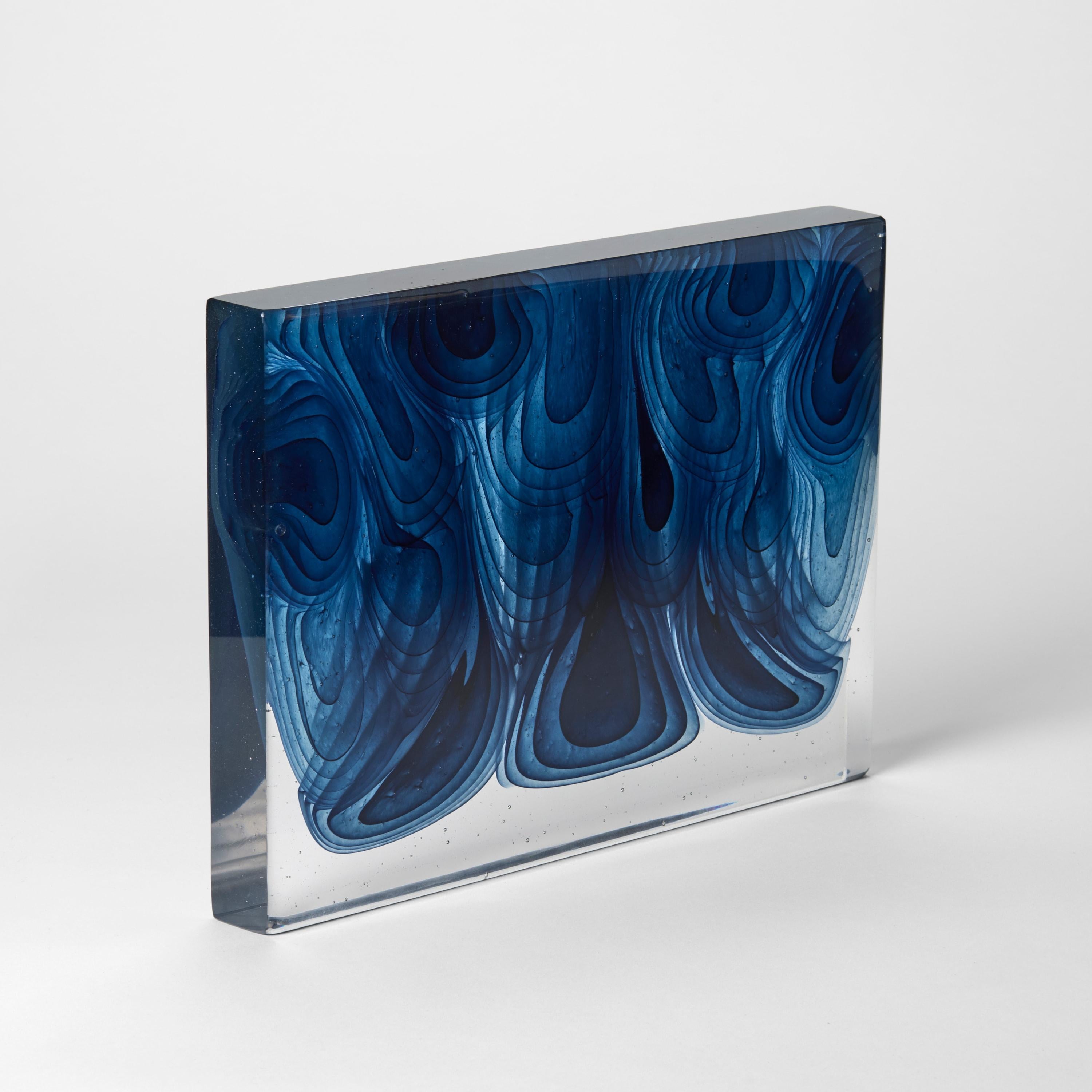 Organico moderno Infusion, an abstract fluid blue & clear cast glass sculpture by Helen Restorick in vendita