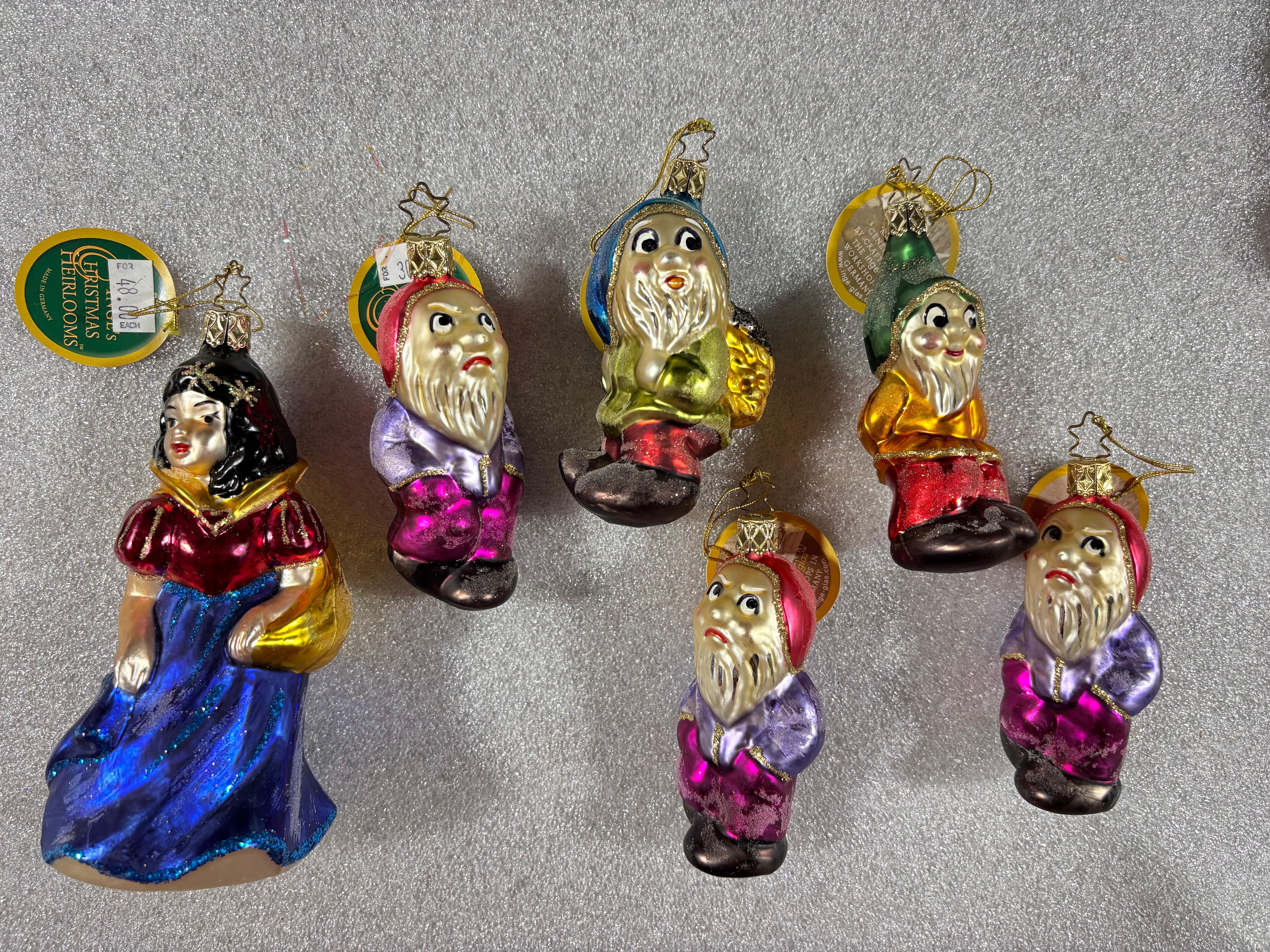 Ein Satz von 16 deutschen mundgeblasenen, handbemalten Weihnachtskugeln aus Glas. Schneewittchen und die fünf Zwerge wurden von Inge-Glas im Rahmen ihrer 2001 erschienenen Once Upon a Time-Serie hergestellt. Schneewittchen ist in einem wallenden