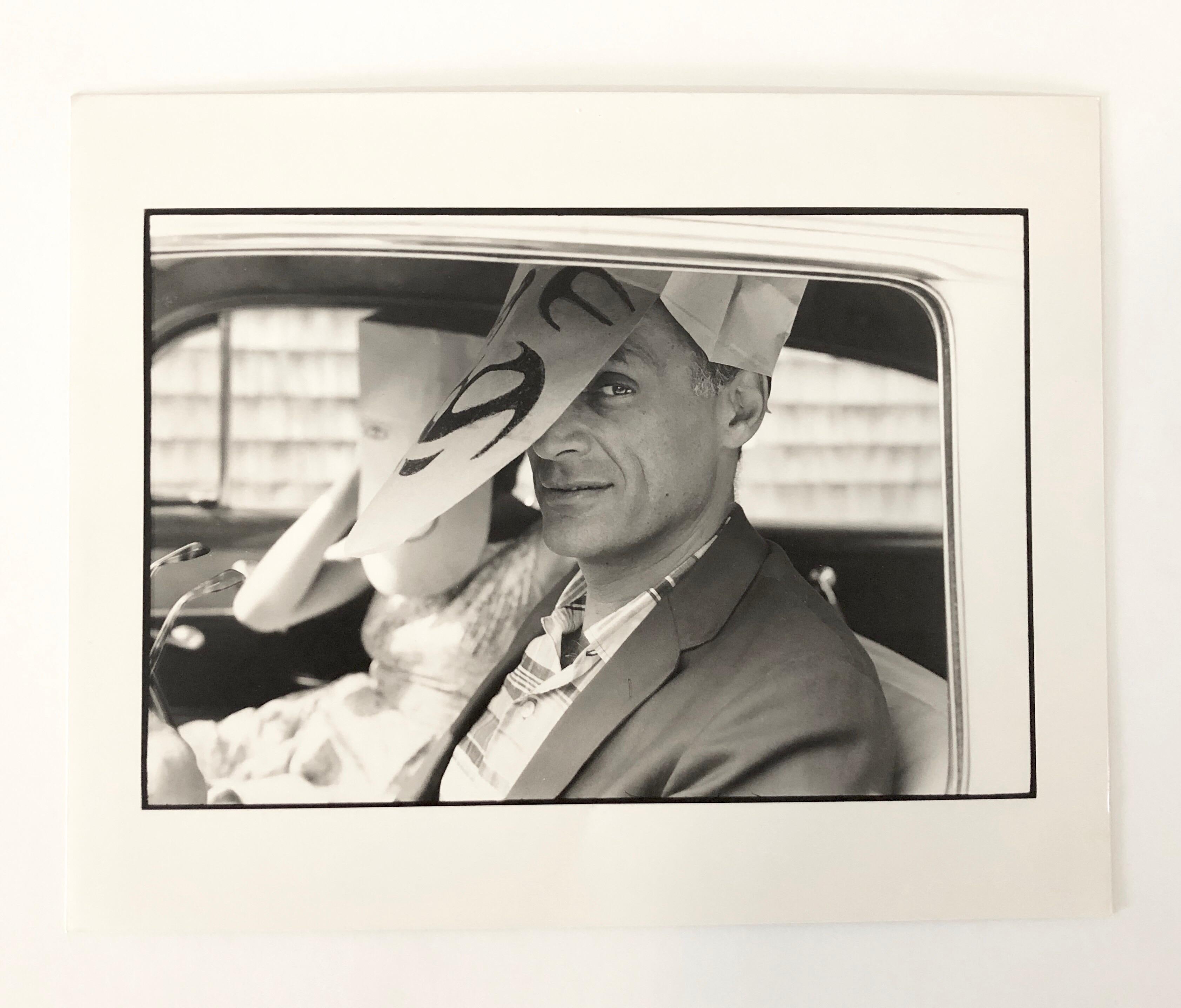 Vintage-Vintage- Magnum Press-Fotografie Arthur Miller mit Saul Steinberg Maske, Foto – Photograph von Inge Morath