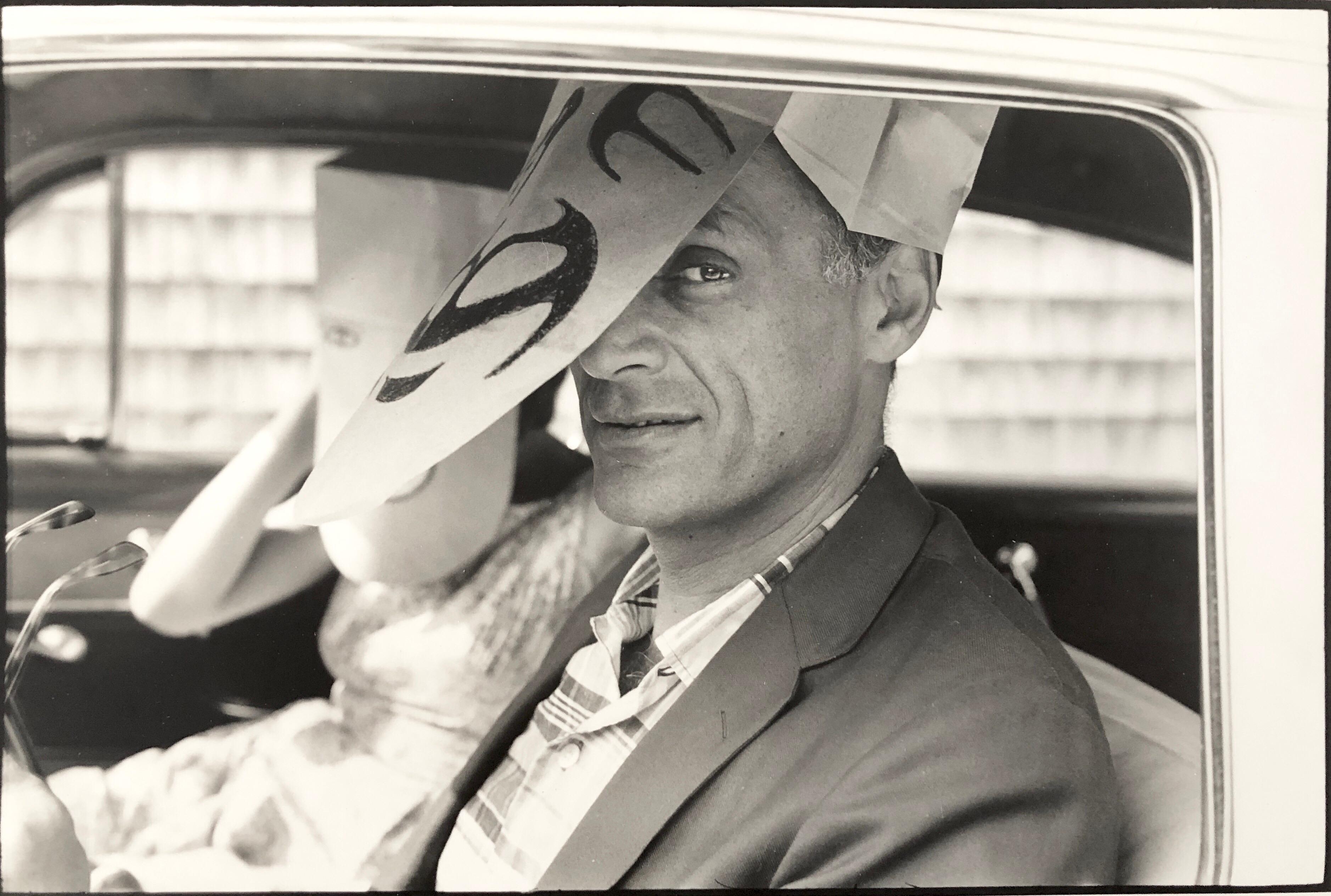 Vintage-Vintage- Magnum Press-Fotografie Arthur Miller mit Saul Steinberg Maske, Foto (Moderne), Photograph, von Inge Morath