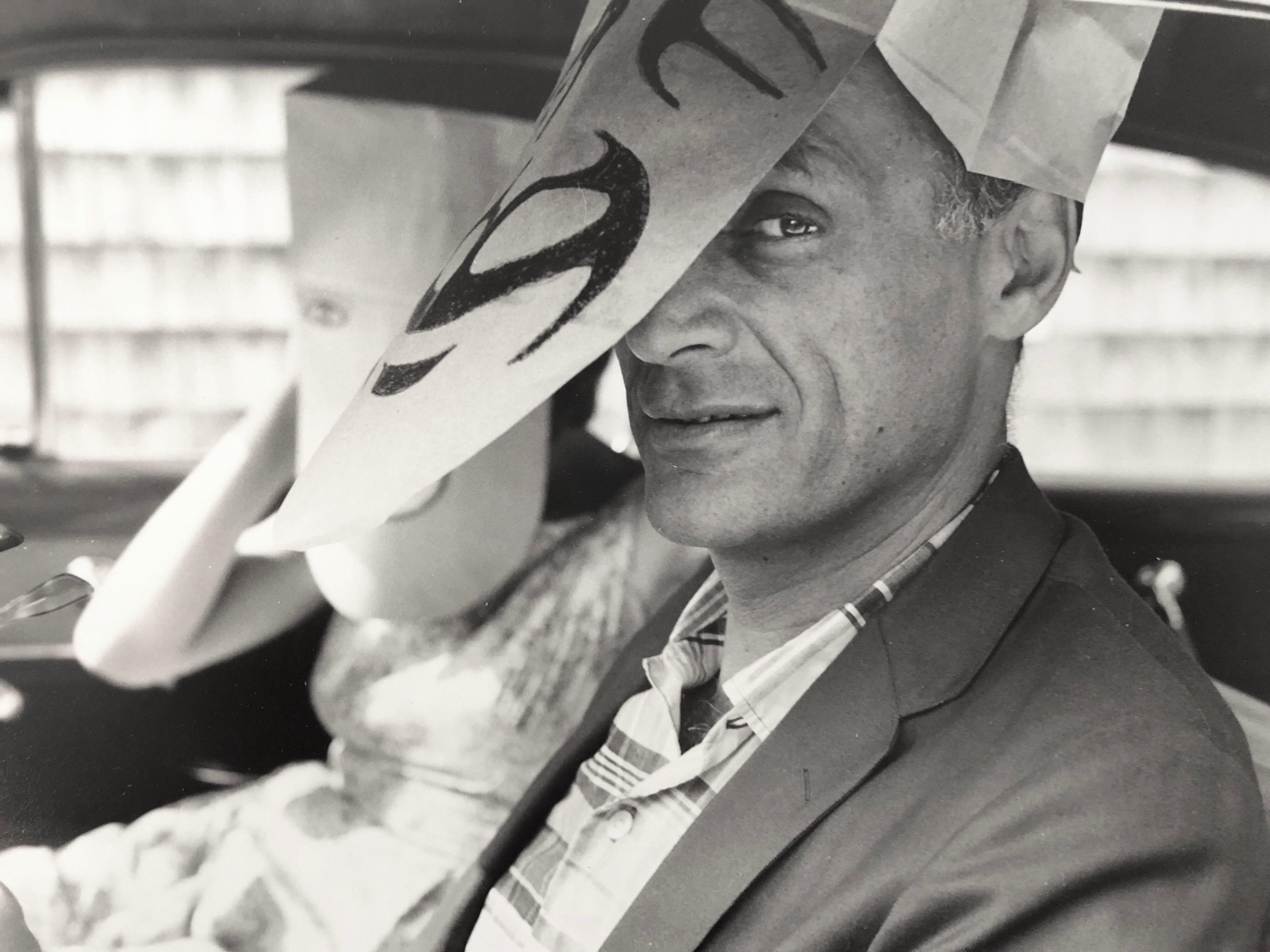 Vintage-Vintage- Magnum Press-Fotografie Arthur Miller mit Saul Steinberg Maske, Foto (Beige), Portrait Photograph, von Inge Morath