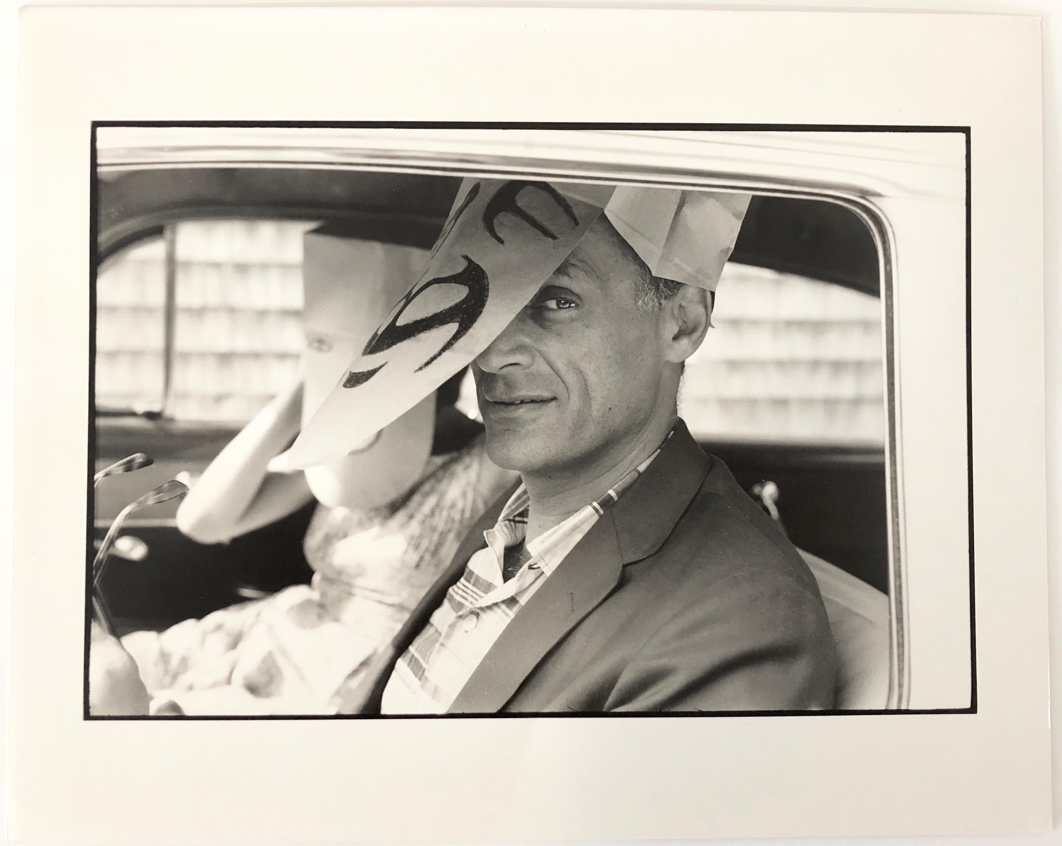 Inge Morath Portrait Photograph – Vintage-Vintage- Magnum Press-Fotografie Arthur Miller mit Saul Steinberg Maske, Foto