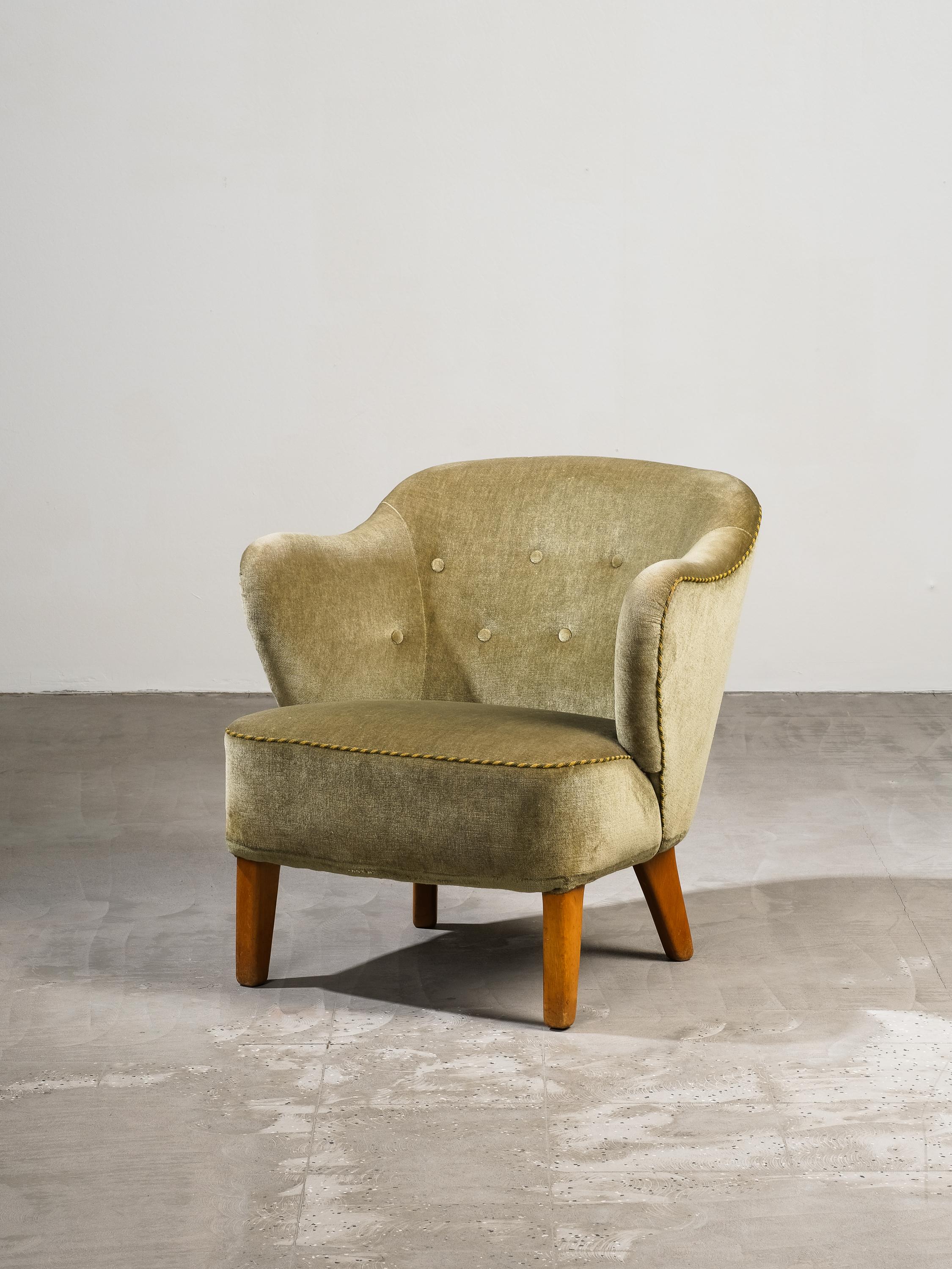 A neat and functional easy chair by Danish architect Flemming Lassen (1902-1984). The 'Ingeborg' series has been named after Flemming Lassen’s beloved mother, artist Ingeborg Winding. This easy chair was manufactured by Asko in the 1950s.

It has