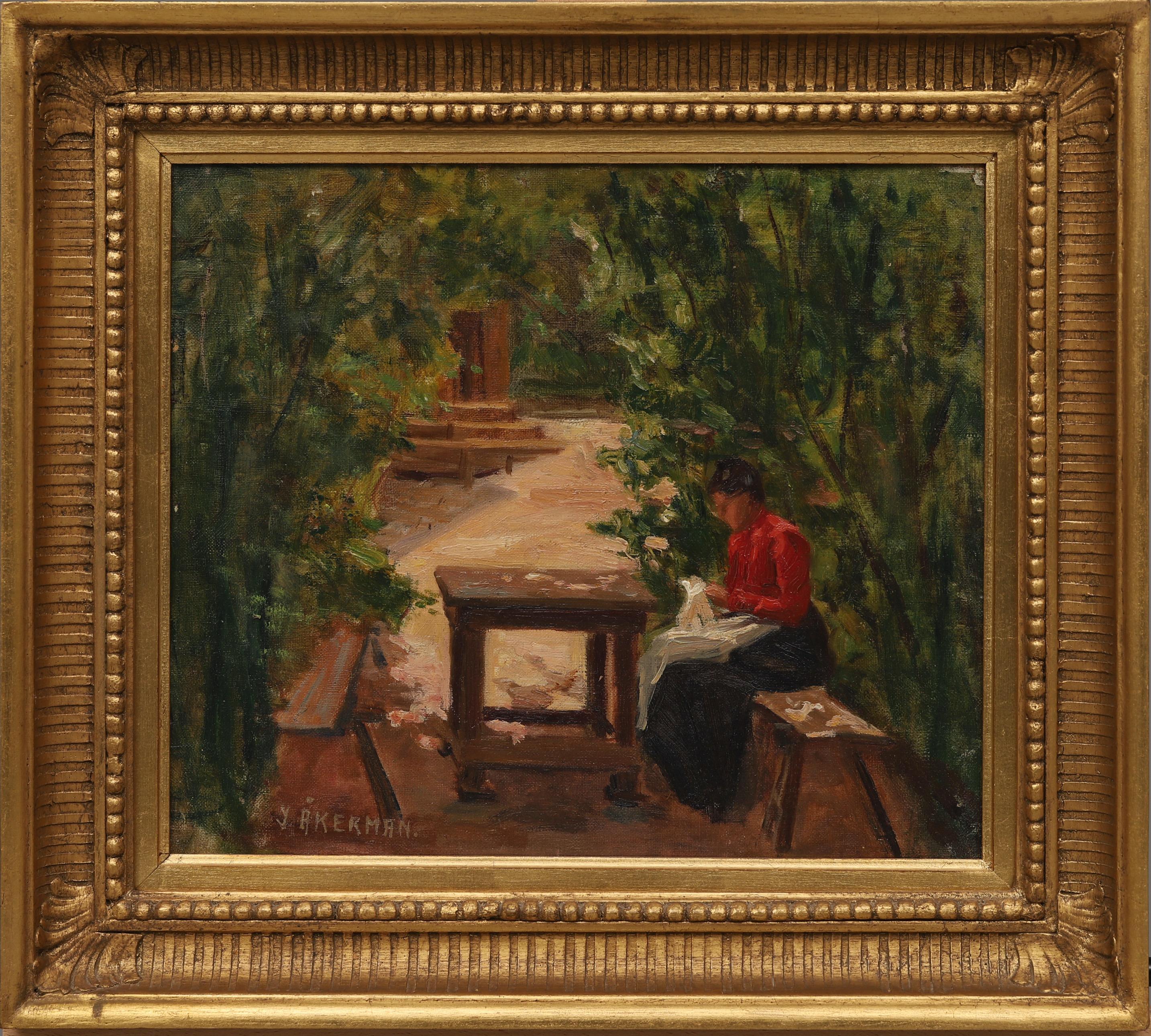 Un motif magnifiquement peint par l'artiste féminine Ingeborg Åkerman (1881-1960) représentant une femme assise dans son jardin, à l'ombre de la tonnelle où elle coud. Elle a probablement été peinte au début des années 1900, alors qu'elle venait de
