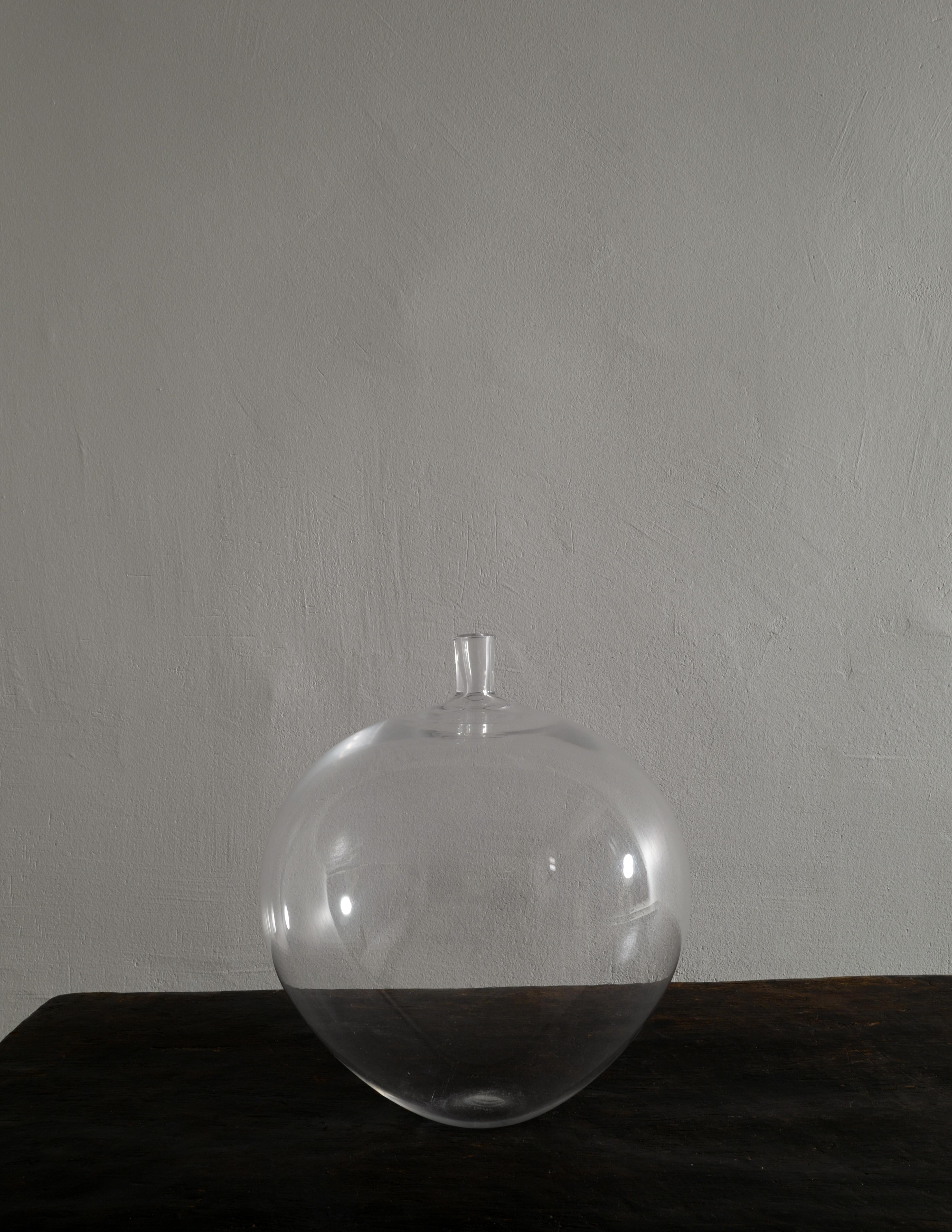 Rare glass vase / sculpture designed by Ingeborg Lundin and produced by Orrefors in Sweden. In good vintage and original condition with small signs from age and use. Signed. 

Dimensions: H: 39 cm Diameter: 33 cm 