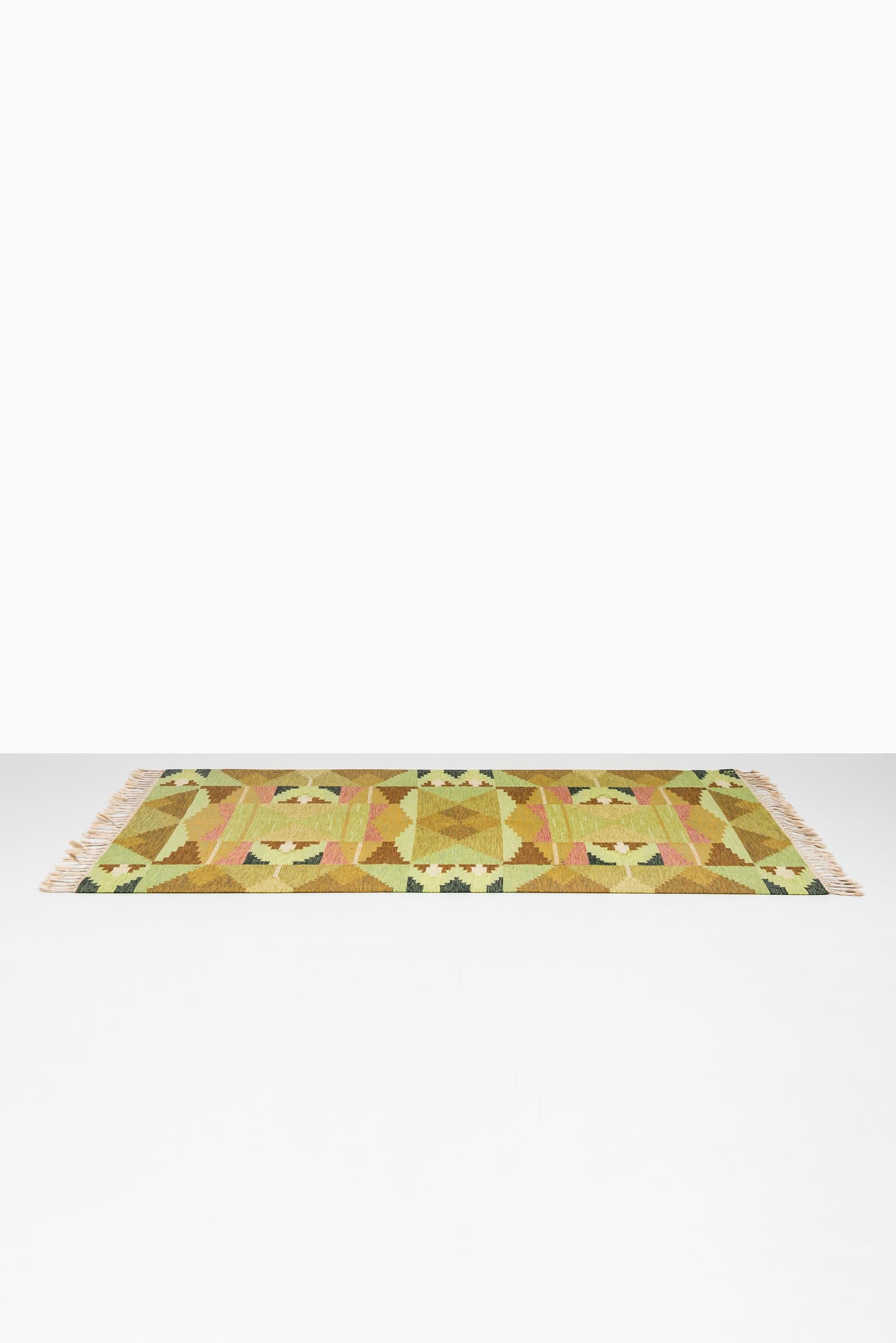 Tapis du milieu du siècle conçu par Ingegerd Silow. Produit en Suède.