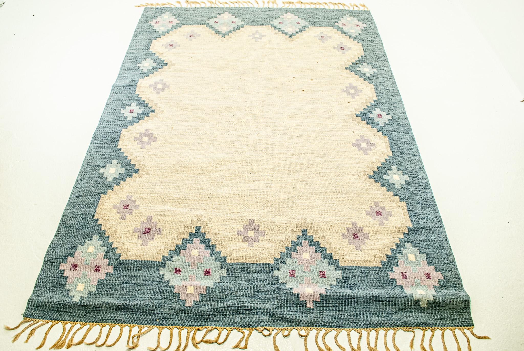 Ingegerd Silow is considered to be one of the most influential figures in Swedish carpet making and for a good reason. Not only was she a talented weaver, but also a great lover of local art. Her legacy lives on in exquisite Scandinavian style rugs