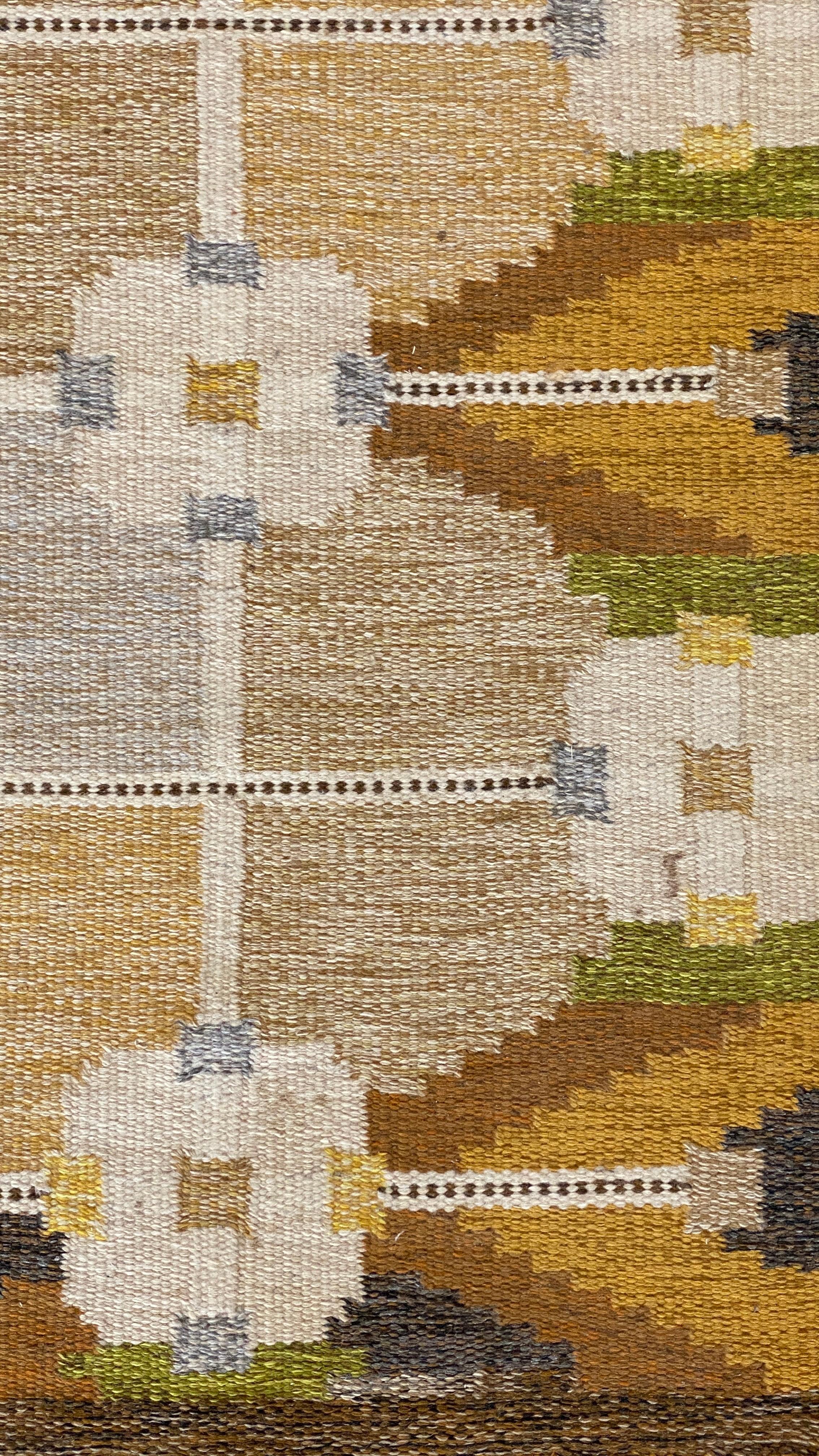 A handwoven modernist flat-weave carpet / rug by Ingegerd Silow. Most likely woven in the 1950s. Handwoven in wool, using a Kilim technique. Signed

Follows a lineage of Modernist rugs produced in Sweden throughout the 20th century. Other artists