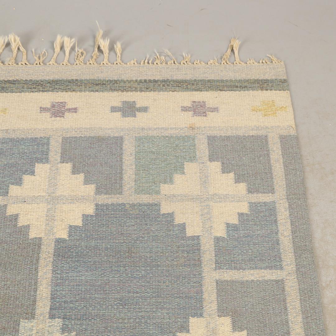 Ingegerd Silow Swedish Flatweave Rug, 240 × 165 cm

Make a statement with this rare mid-century flatweave rug by acclaimed Swedish designer Ingegerd Silow. Woven in 240 × 165 cm, the rug features a bold geometric composition in soft blues, greens,