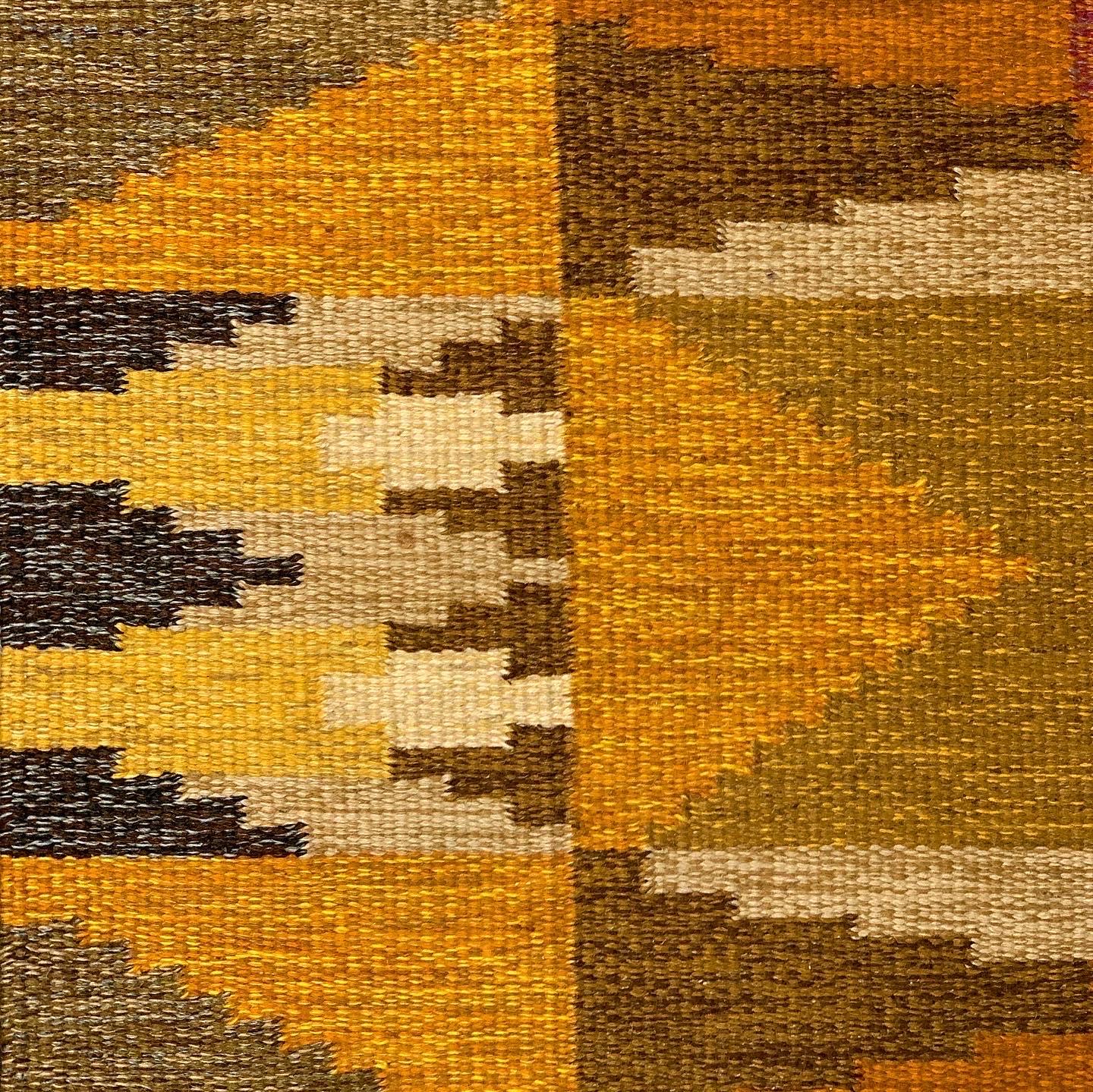 Elegantes schwedisches Navajo mit geometrischen Mustern. Hergestellt aus Wolle. Es ist sehr weich und in ausgezeichnetem Zustand für sein Alter. Entworfen und hergestellt in den 1950er Jahren. Alle Fransen sind in gutem Zustand. Es würde eine gute