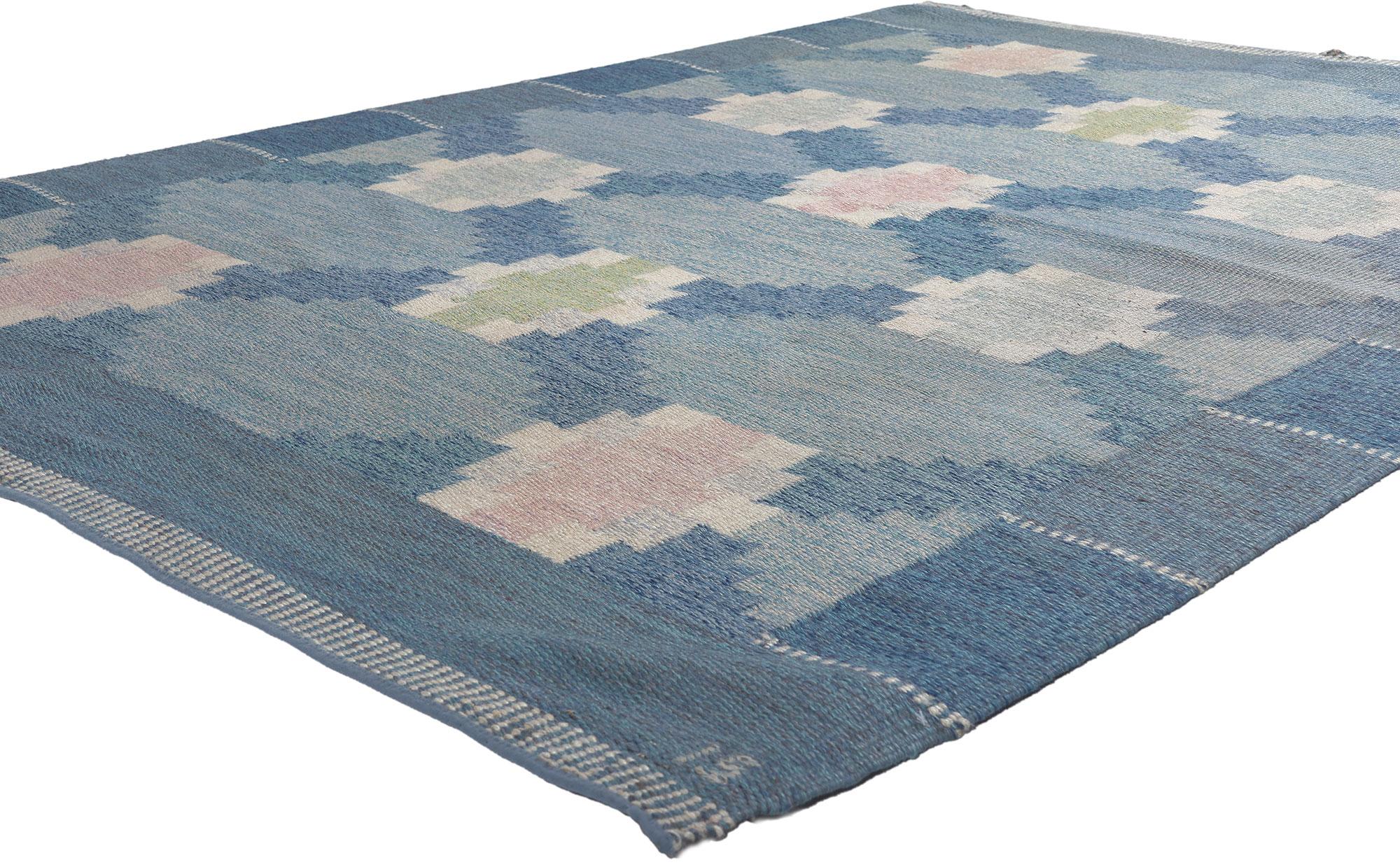78499 Vintage Swedish Kilim Rollakan Rug, 05'04 x 07'07. Dieser handgewebte schwedische Rollakan-Teppich im skandinavisch-modernen Stil besticht durch seine unglaubliche Detailtreue und Textur und ist eine faszinierende Vision gewebter Schönheit.