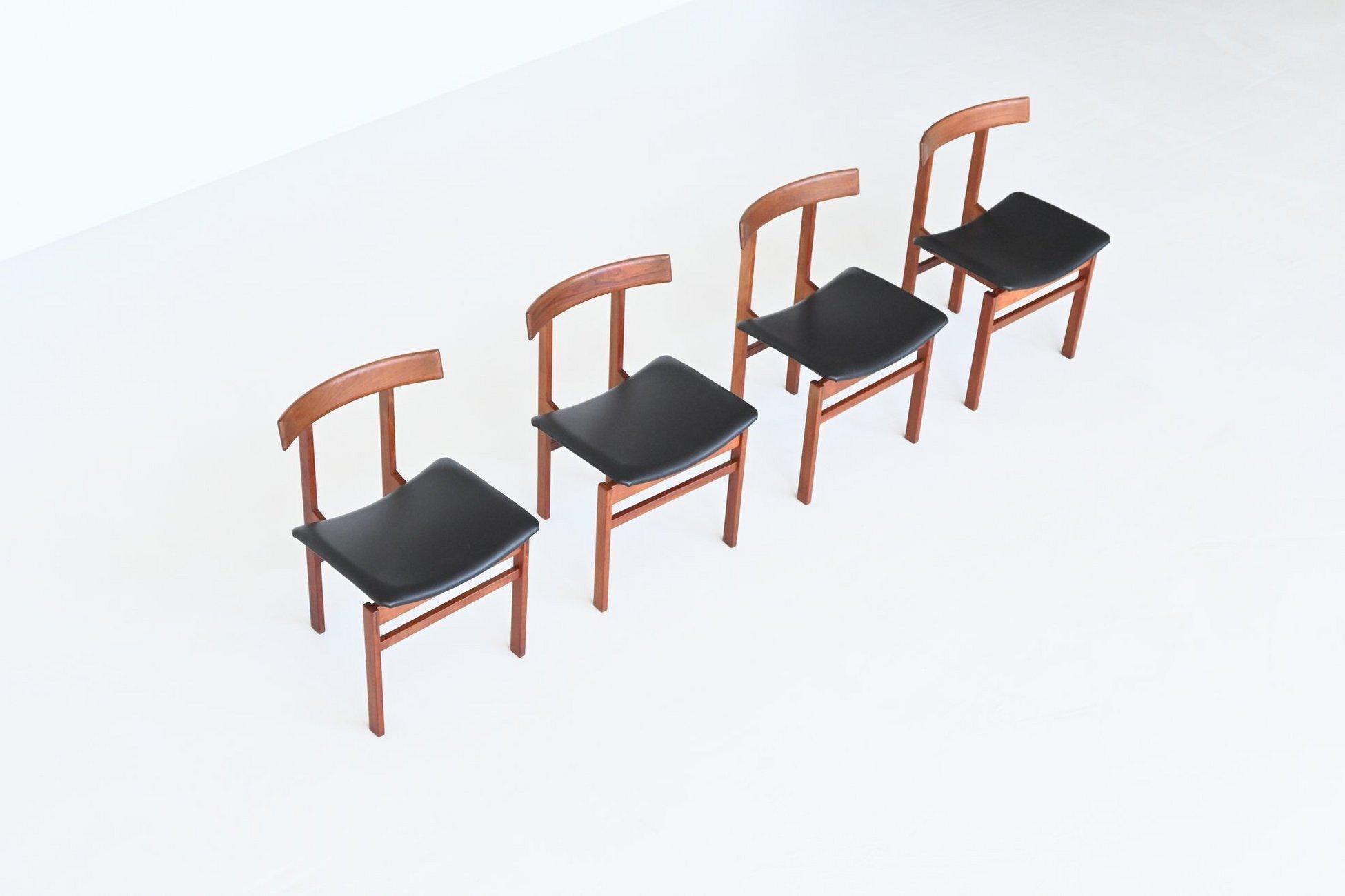 Fantástico juego de cuatro sillas de comedor modelo 193 diseñado por Inger Klingenberg y fabricado por France & Søn, Dinamarca 1960. Las sillas presentan un llamativo diseño escultural y una sólida construcción de teca. La característica más