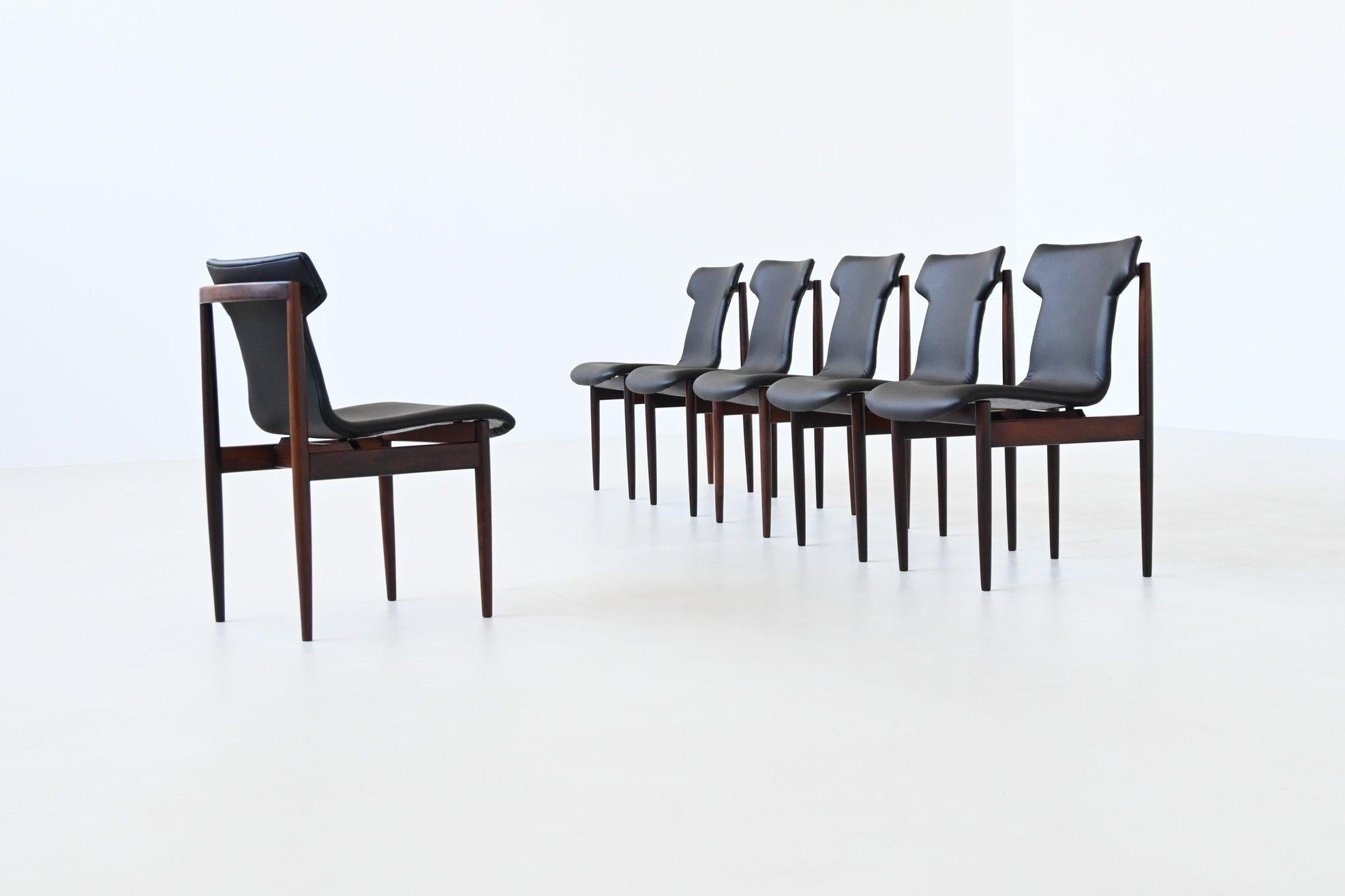 Fantastico set di sei sedie da pranzo scultoree modello IK disegnate da Inger Klingenberg e prodotte da Fristho Franeker, Paesi Bassi 1960. Realizzate in pregiato palissandro, queste sedie presentano un profilo elegante e slanciato che mette in