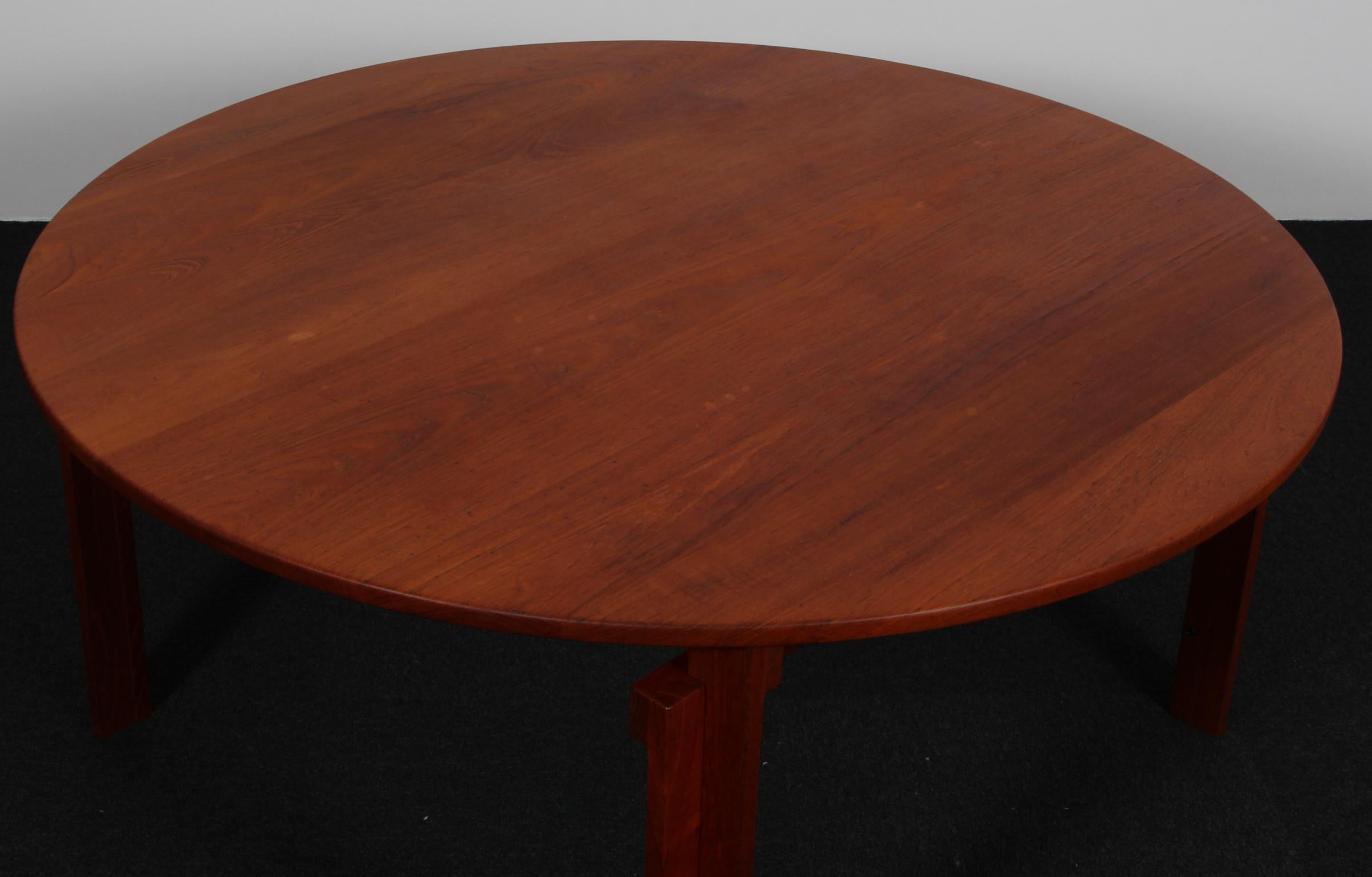 Inger Klingenberg round coffee table in solid teak, Denmark 1960s Bon état - En vente à Esbjerg, DK