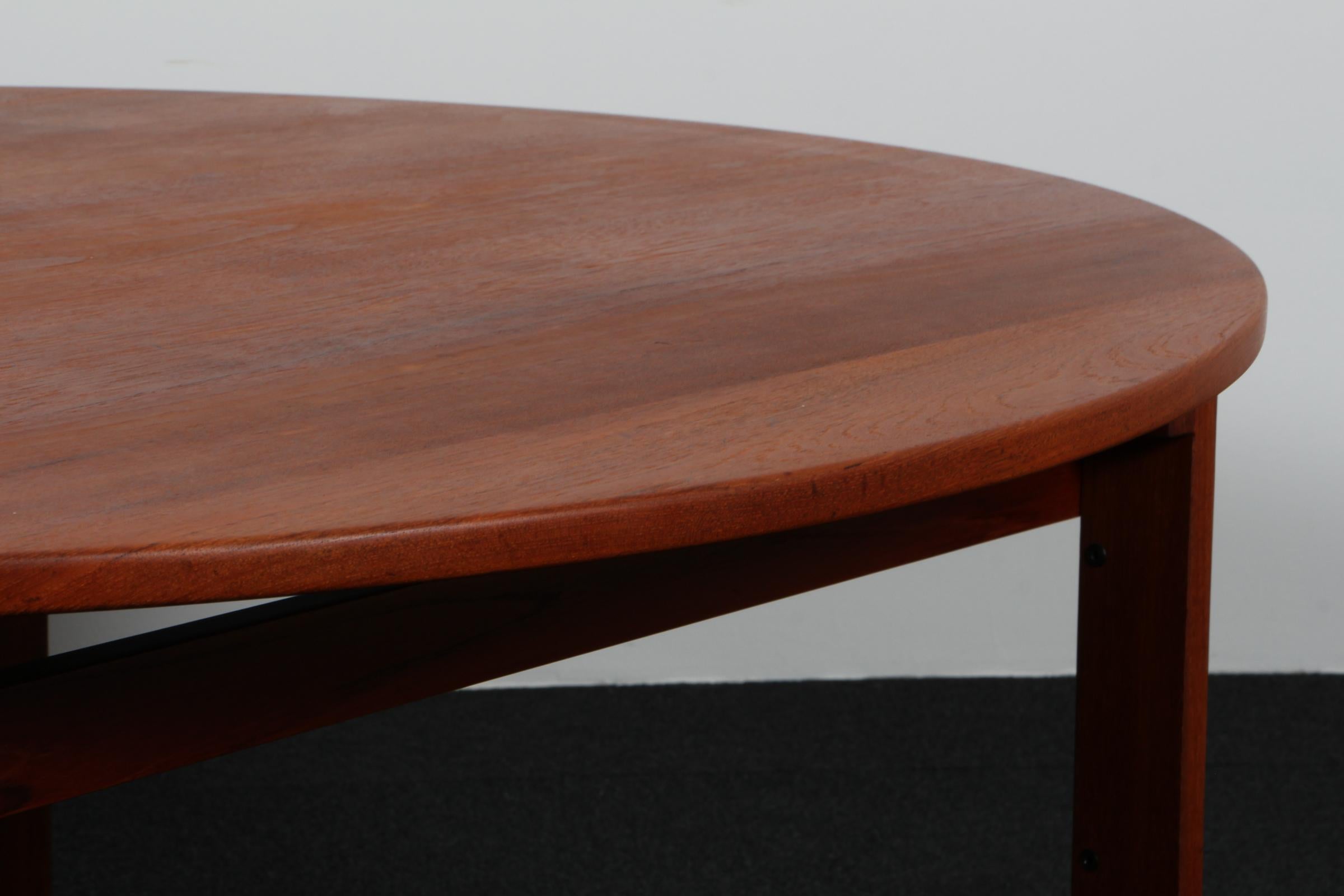 Milieu du XXe siècle Inger Klingenberg round coffee table in solid teak, Denmark 1960s en vente