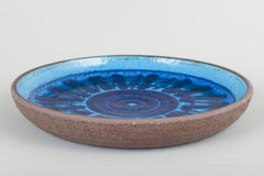 Inger Persson für Rörstrand Ateljé. Steingutschale in Blau- und Marineblau-Tönen.
