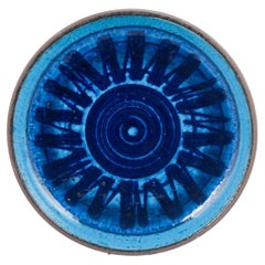 Inger Persson für Rörstrand Ateljé. Steingutschale in Blau- und Marineblau-Tönen.