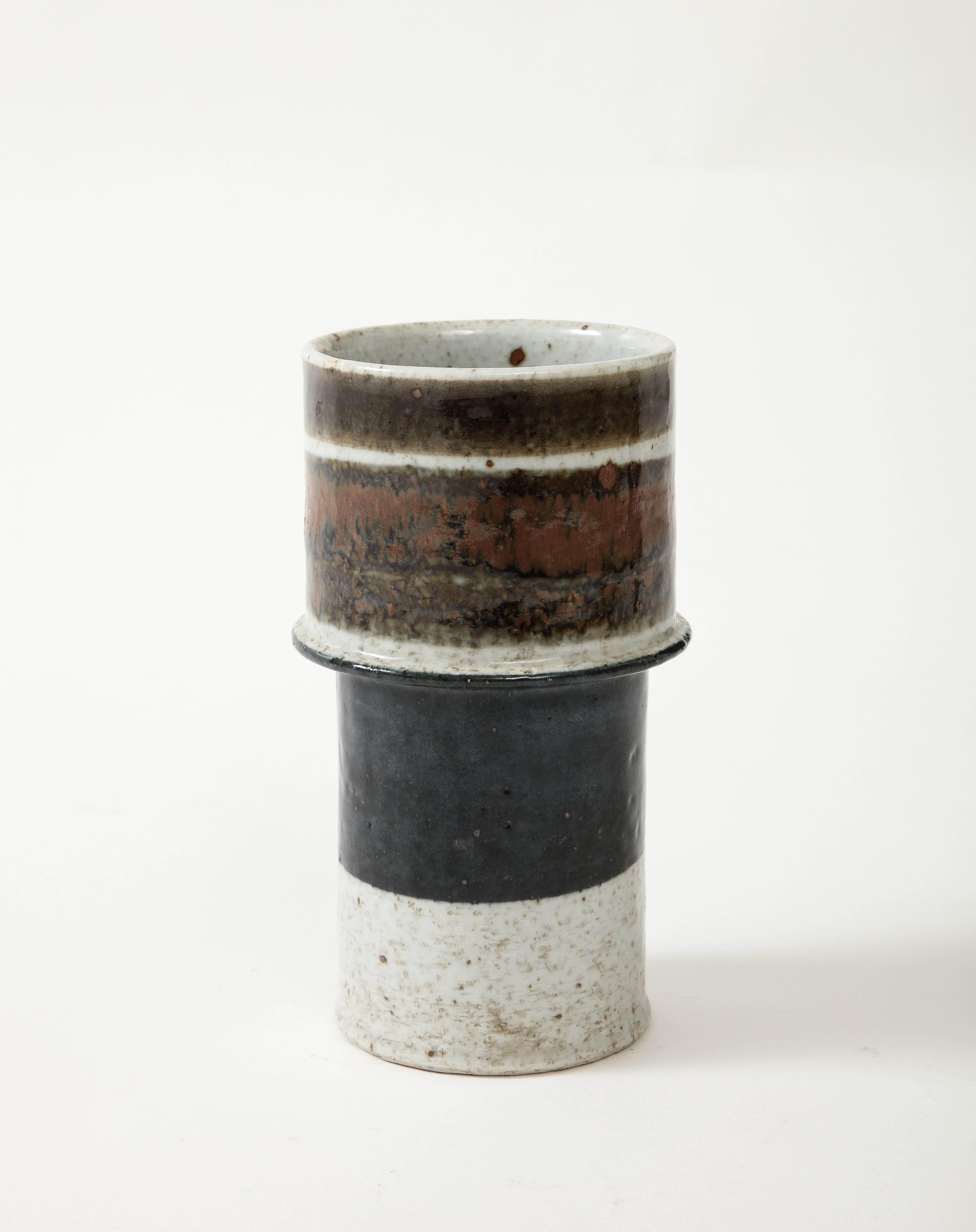 Inger Persson, geb. 1936, Vase, Rörstrand, um 1970m signiert: IP ATELJÉ

Keramik, braun/blau/schwarz/grau glasiert

H: 7,75 Dia, 4 in,.