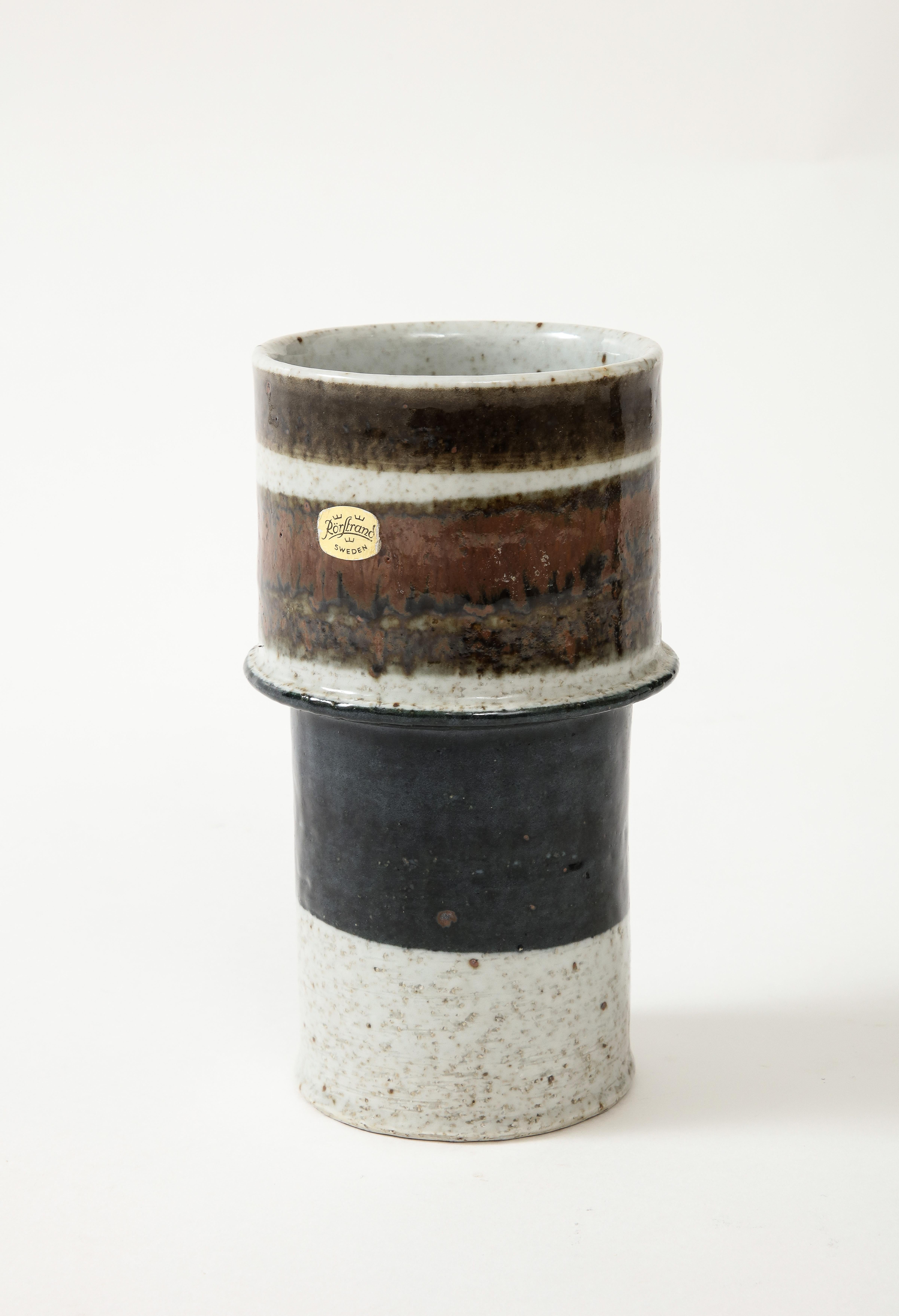 Inger Persson, Vase aus glasiertem Steingut, Rörstrand, um 1970, signiert: IP ATELJÉ (Skandinavische Moderne) im Angebot