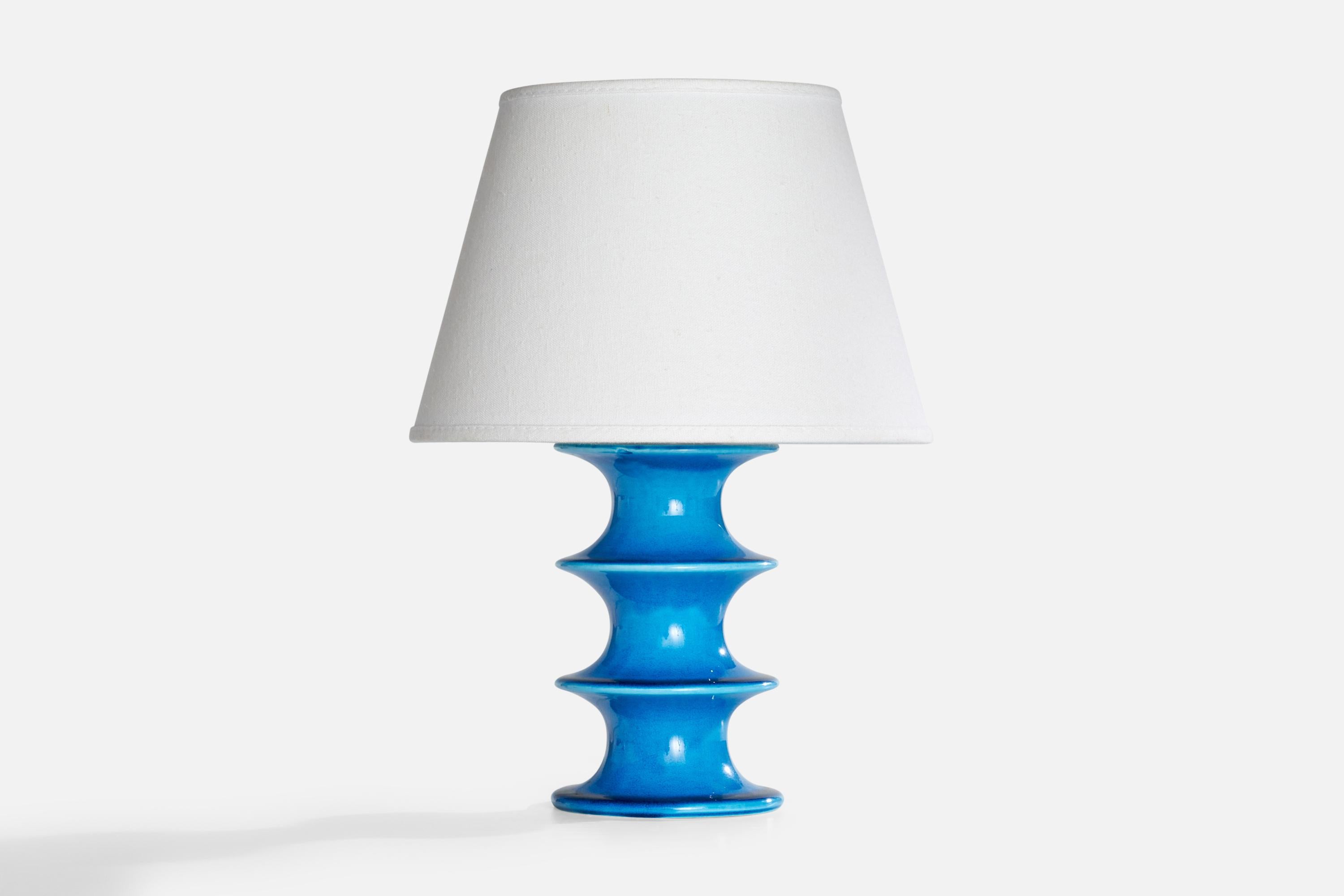 Lampe de table en grès émaillé bleu, conçue par Inger Persson et produite par Rörstrand, Suède, années 1960.

Dimensions de la lampe (pouces) : 9.2