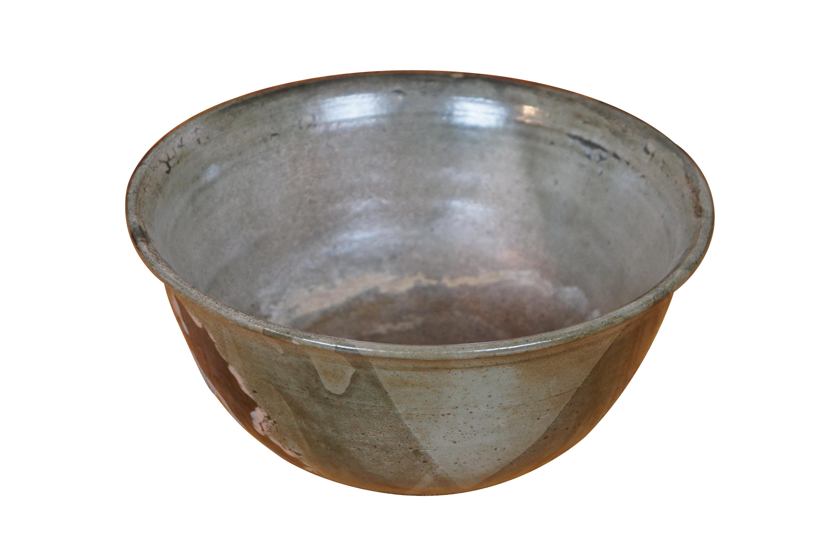 Rare grand bol danois en faïence / grès cuit Raku d'Inger Rokkjaer.  Circa 1960-1980.

Dimensions :
11
